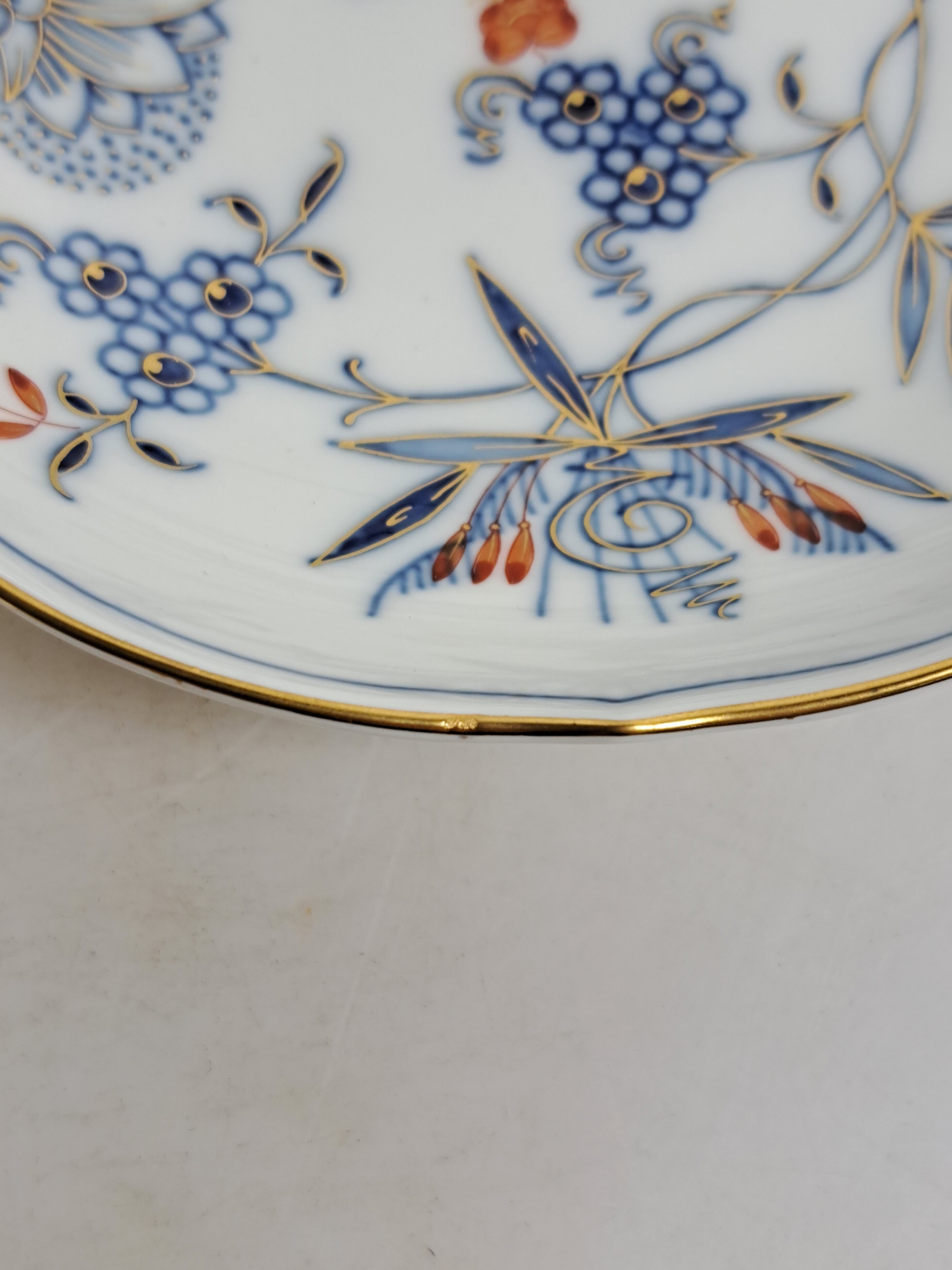Detail d: Kaffeeservice für 9 Personen, Meissen, 20. Jh., 1. Wahl, blaues Zwiebelmuster golden und rot gehöht, Kaffeekanne, Zuckerdose, Milchkännchen, 9 ...