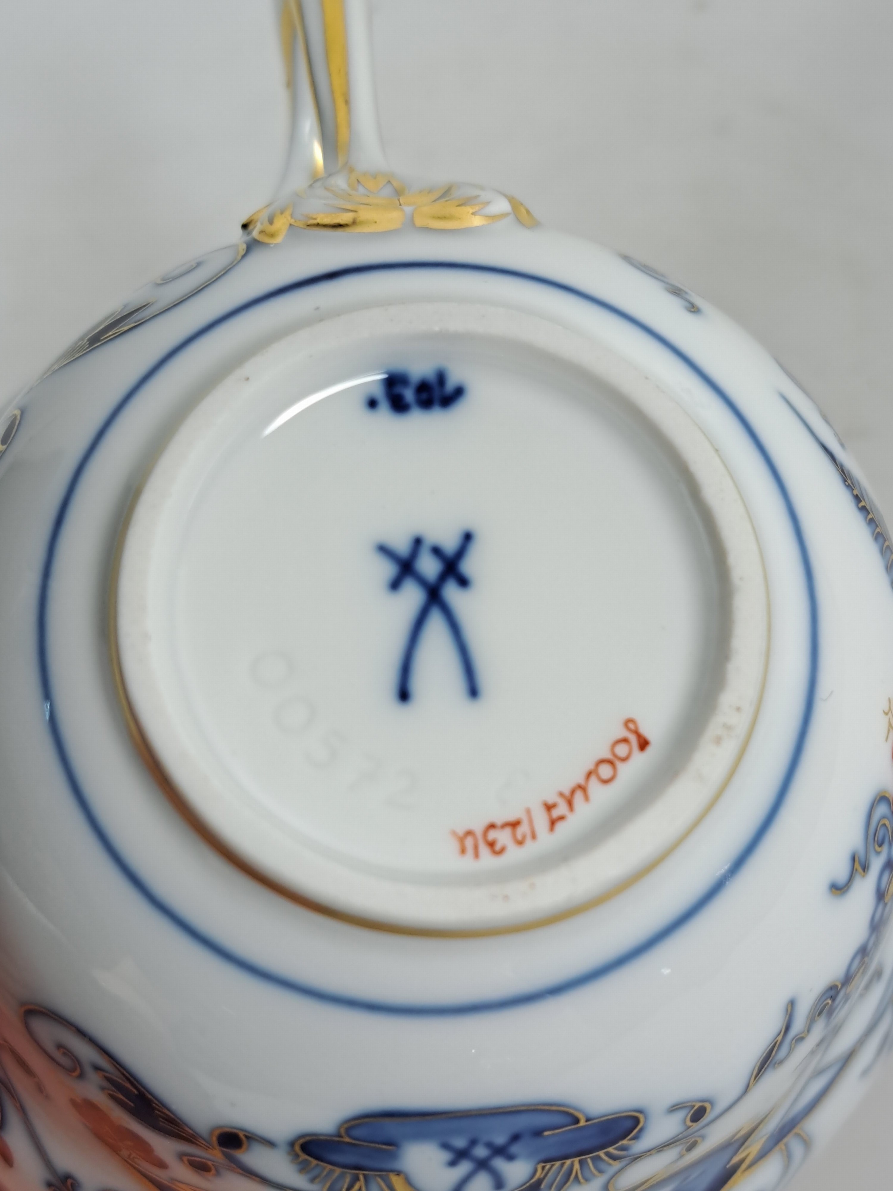Detail e: Kaffeeservice für 9 Personen, Meissen, 20. Jh., 1. Wahl, blaues Zwiebelmuster golden und rot gehöht, Kaffeekanne, Zuckerdose, Milchkännchen, 9 ...