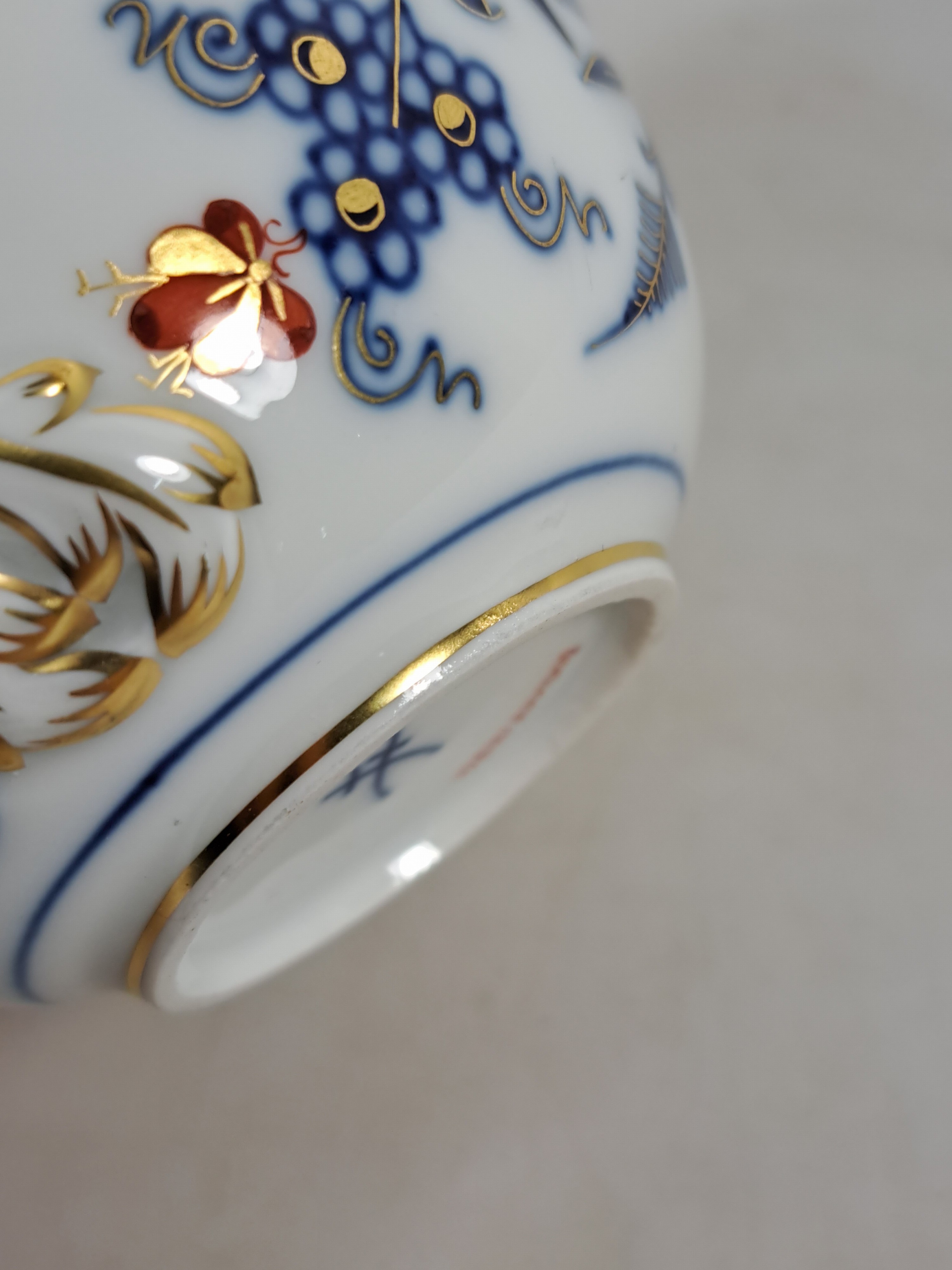 Detail f: Kaffeeservice für 9 Personen, Meissen, 20. Jh., 1. Wahl, blaues Zwiebelmuster golden und rot gehöht, Kaffeekanne, Zuckerdose, Milchkännchen, 9 ...