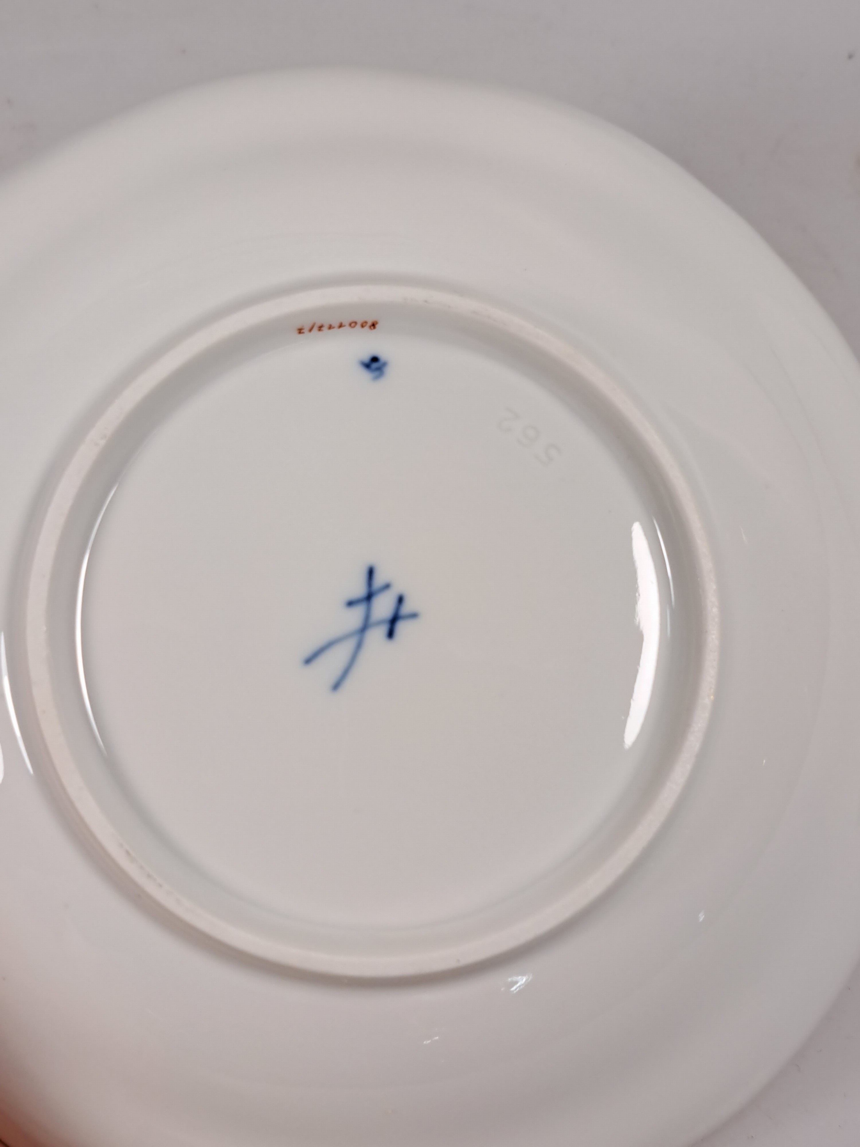 Detail g: Kaffeeservice für 9 Personen, Meissen, 20. Jh., 1. Wahl, blaues Zwiebelmuster golden und rot gehöht, Kaffeekanne, Zuckerdose, Milchkännchen, 9 ...