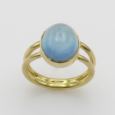 27103782a - Ring mit Aquamarin, GG 585/000, Aquamarin- cabochon ca. 6.6 ct, RW ca. 57 Schätzpreis: ...