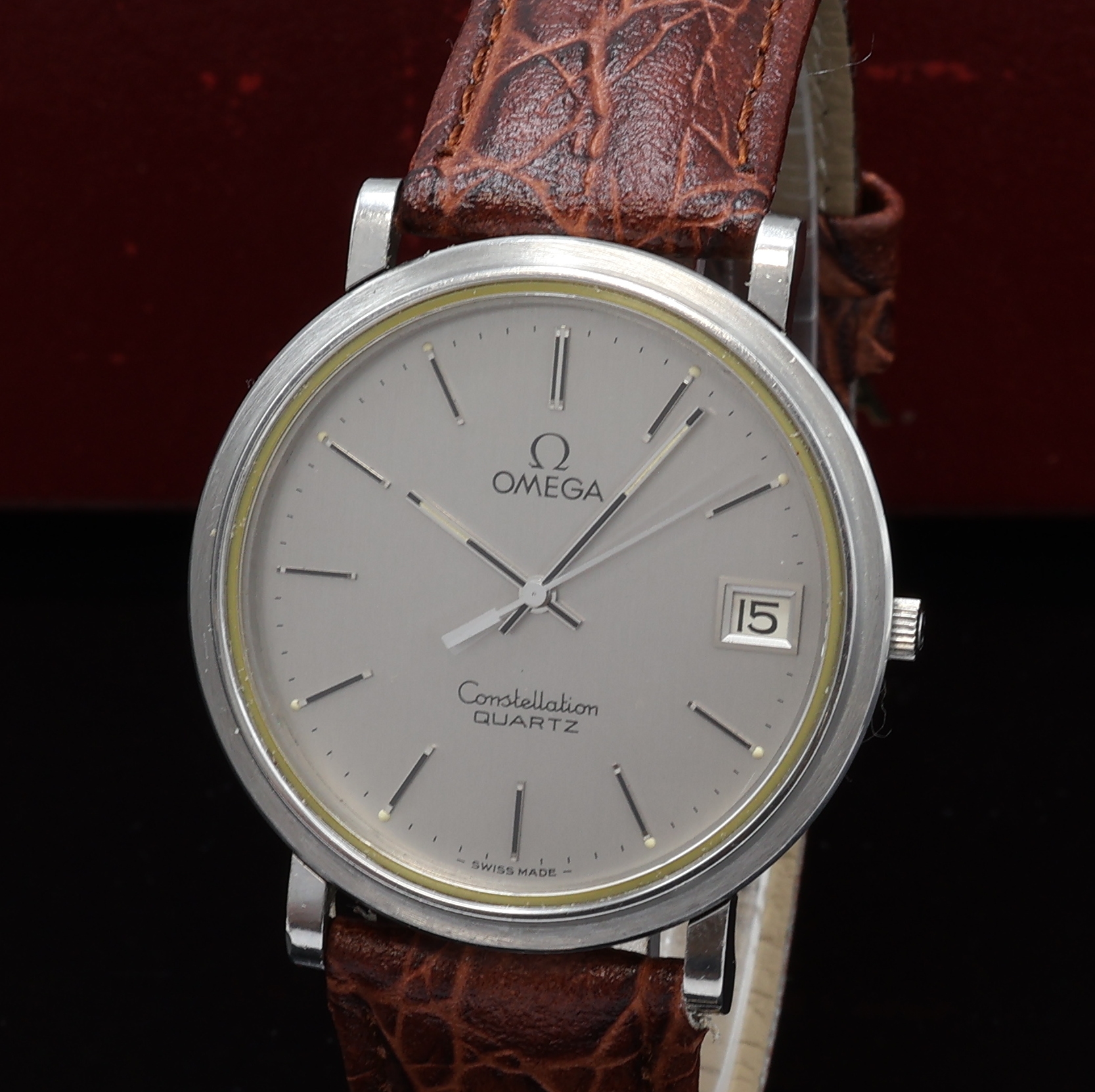 Detail a: OMEGA Constellation Quartz Herrenarmbanduhr Referenz 196.0138, 3-teil. Edelstahlgeh. inkl. Lederband m. Omega Dornschl., Boden m. Darst. Sternwarte ...