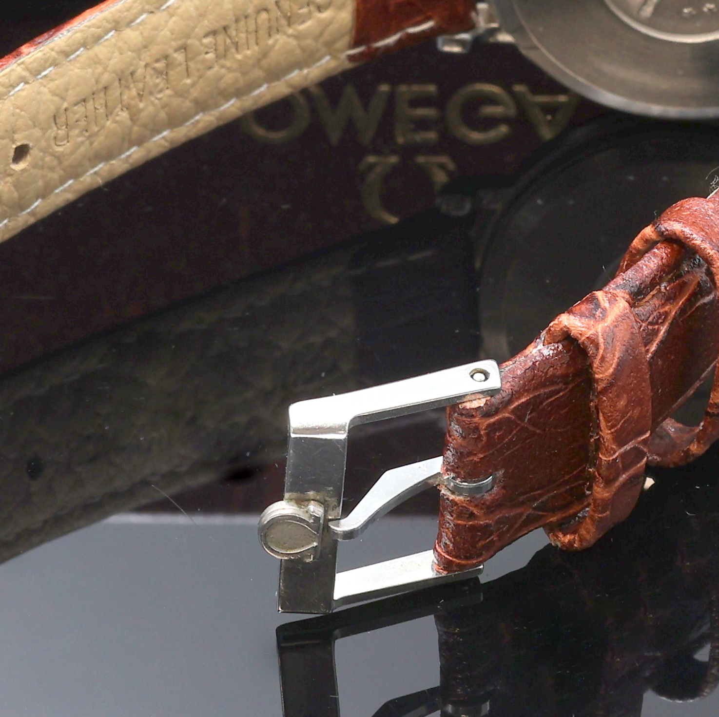 Detail b: OMEGA Constellation Quartz Herrenarmbanduhr Referenz 196.0138, 3-teil. Edelstahlgeh. inkl. Lederband m. Omega Dornschl., Boden m. Darst. Sternwarte ...