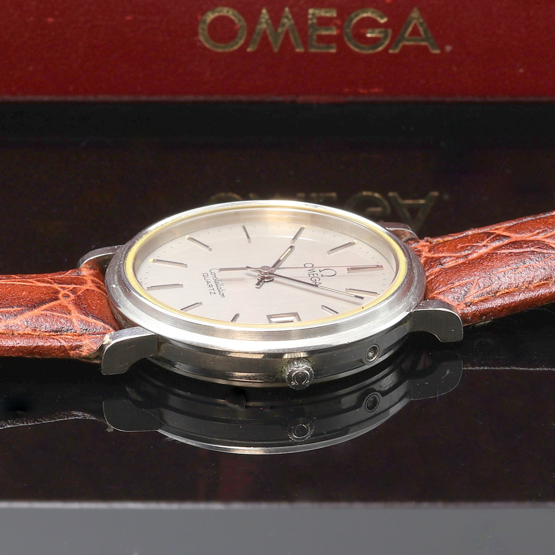 Detail c: OMEGA Constellation Quartz Herrenarmbanduhr Referenz 196.0138, 3-teil. Edelstahlgeh. inkl. Lederband m. Omega Dornschl., Boden m. Darst. Sternwarte ...
