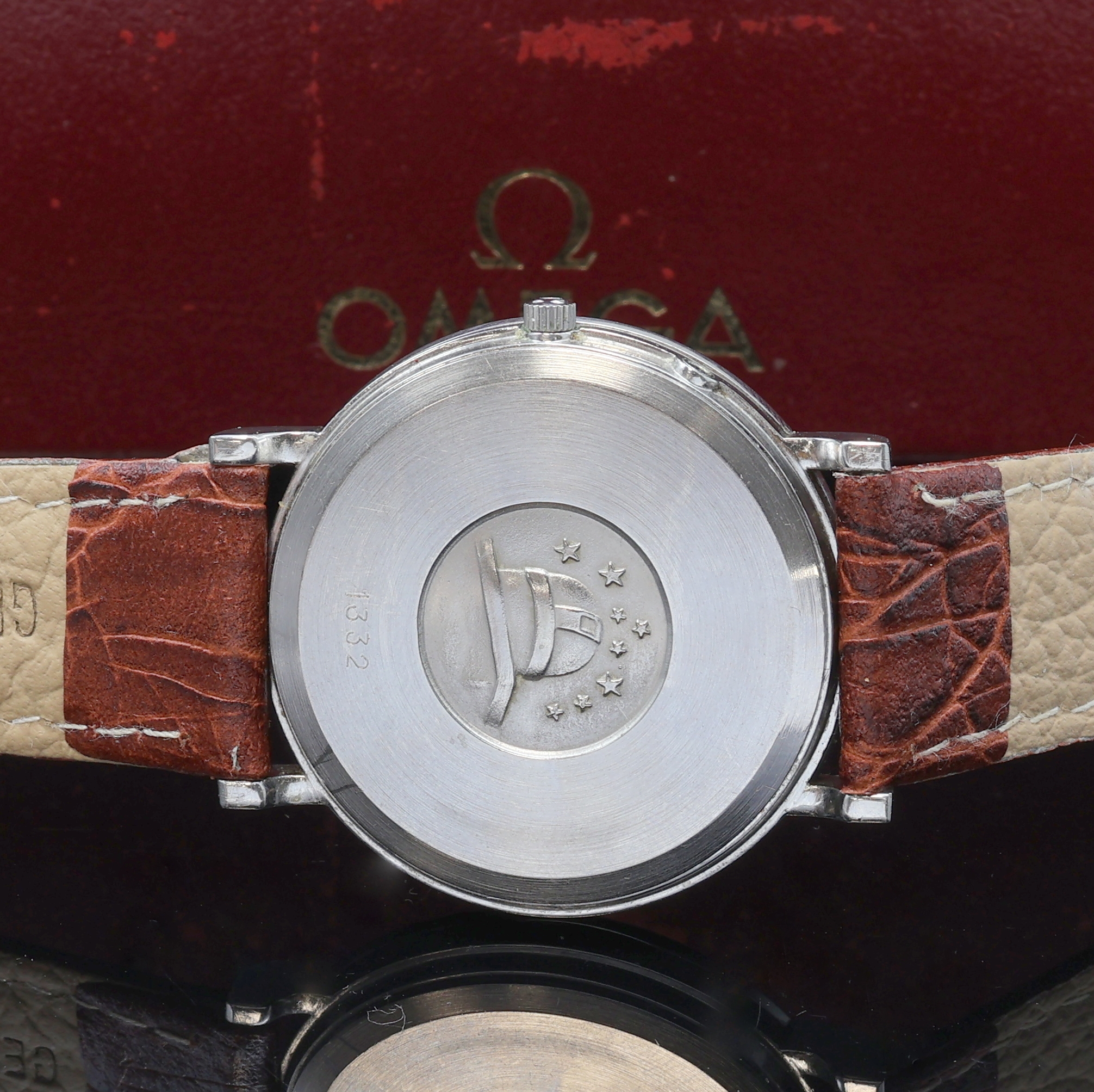 Detail d: OMEGA Constellation Quartz Herrenarmbanduhr Referenz 196.0138, 3-teil. Edelstahlgeh. inkl. Lederband m. Omega Dornschl., Boden m. Darst. Sternwarte ...