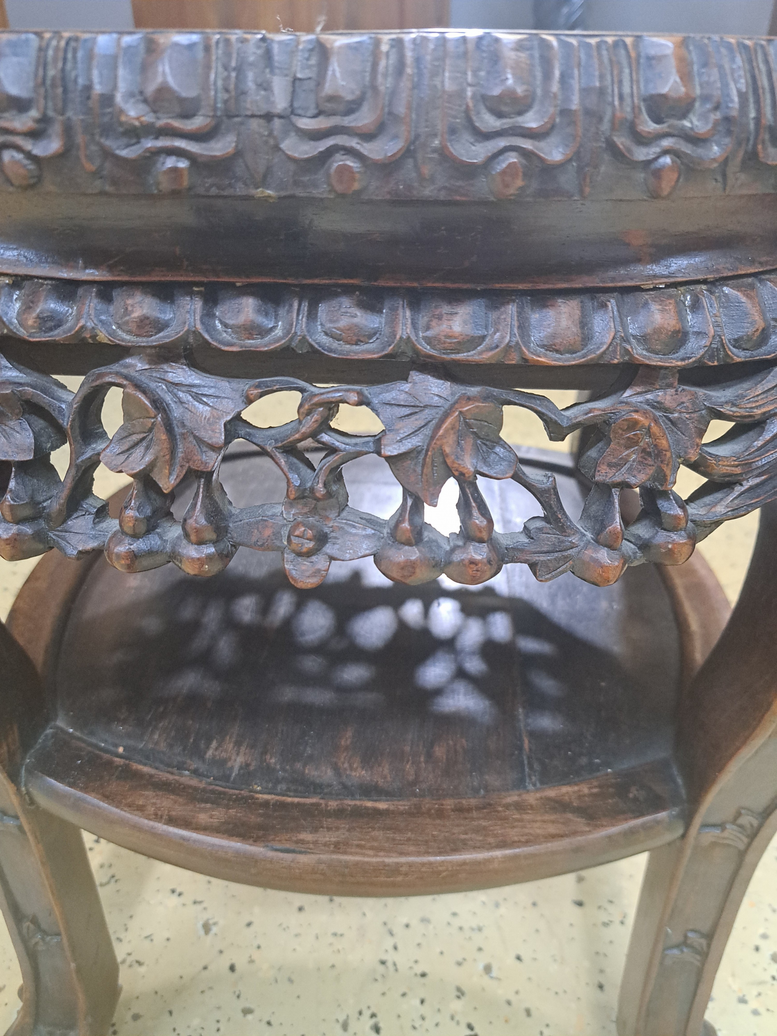 Detail c: Blumenhocker, China, 20. Jh., Holz reich geschnitzt, teils in Durchbrucharbeit, Steinplatte, H. ca. 58cm, D. ca. 58cm, EZ 2