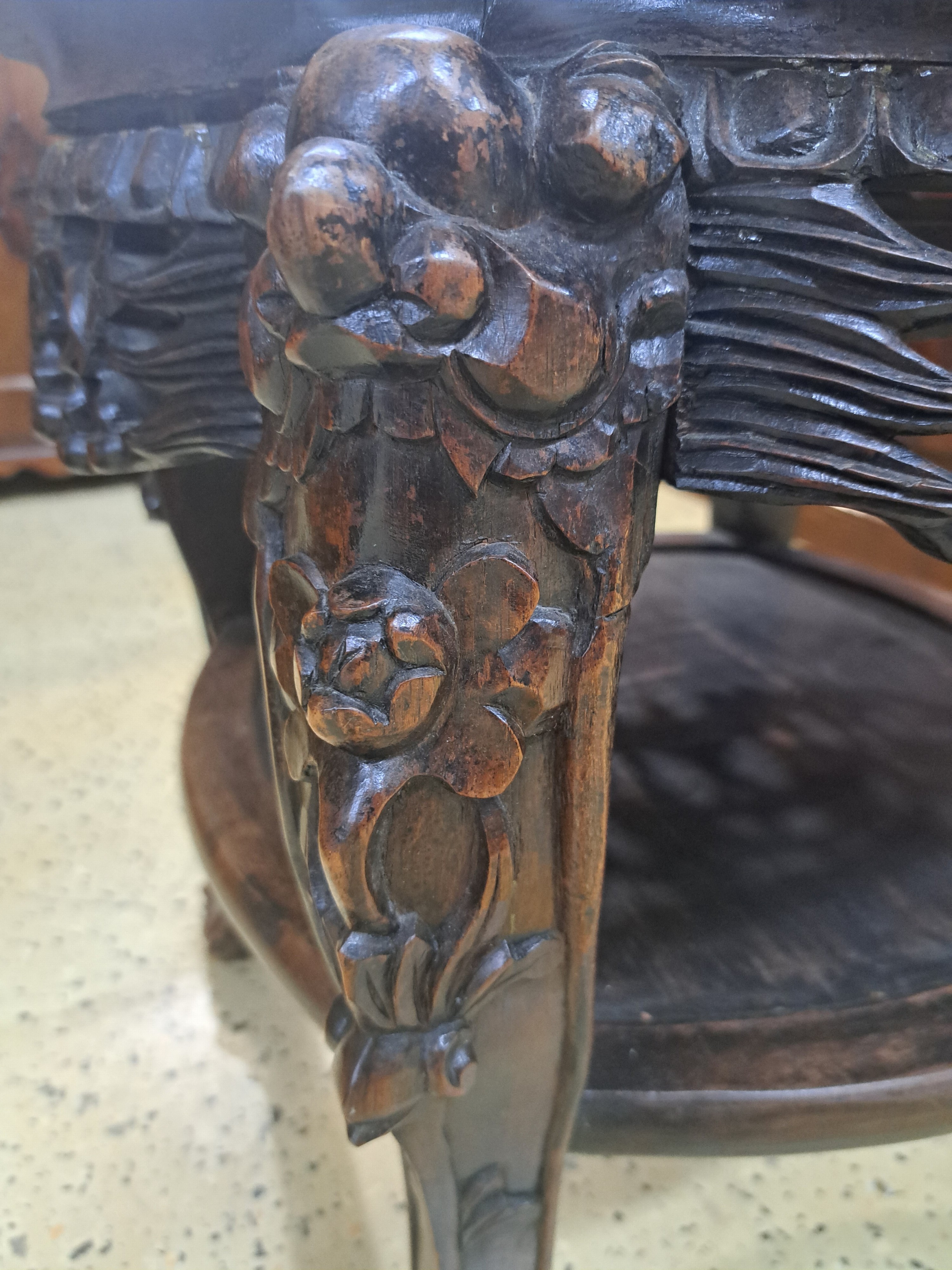 Detail d: Blumenhocker, China, 20. Jh., Holz reich geschnitzt, teils in Durchbrucharbeit, Steinplatte, H. ca. 58cm, D. ca. 58cm, EZ 2