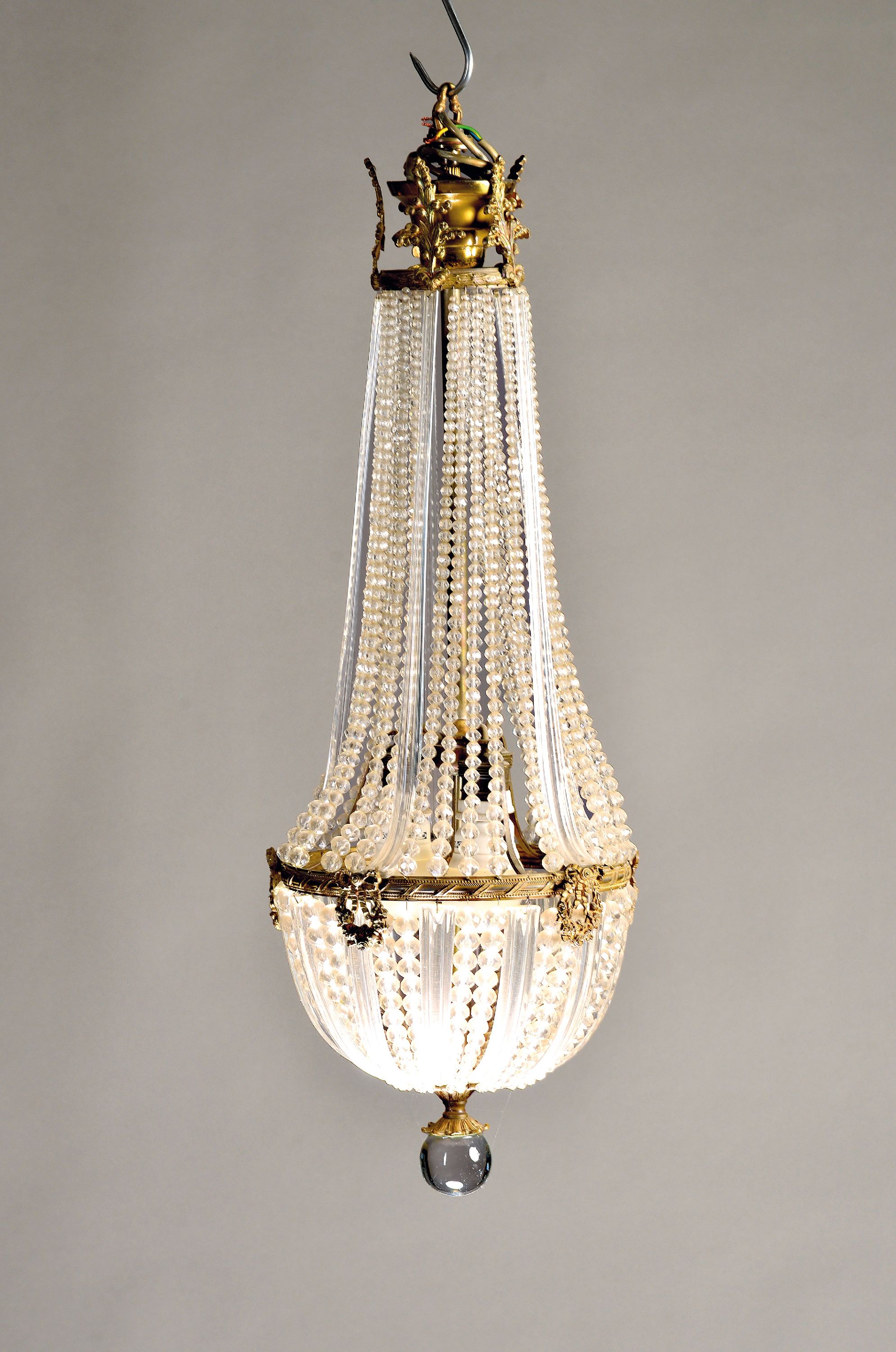 Kleiner Korblüster, Frankreich, um 1890-1900, 3 Brennstellen, H.ca. 81 cm, D. ca. 29cm, Fu. nicht gepr., l. Alterssp.