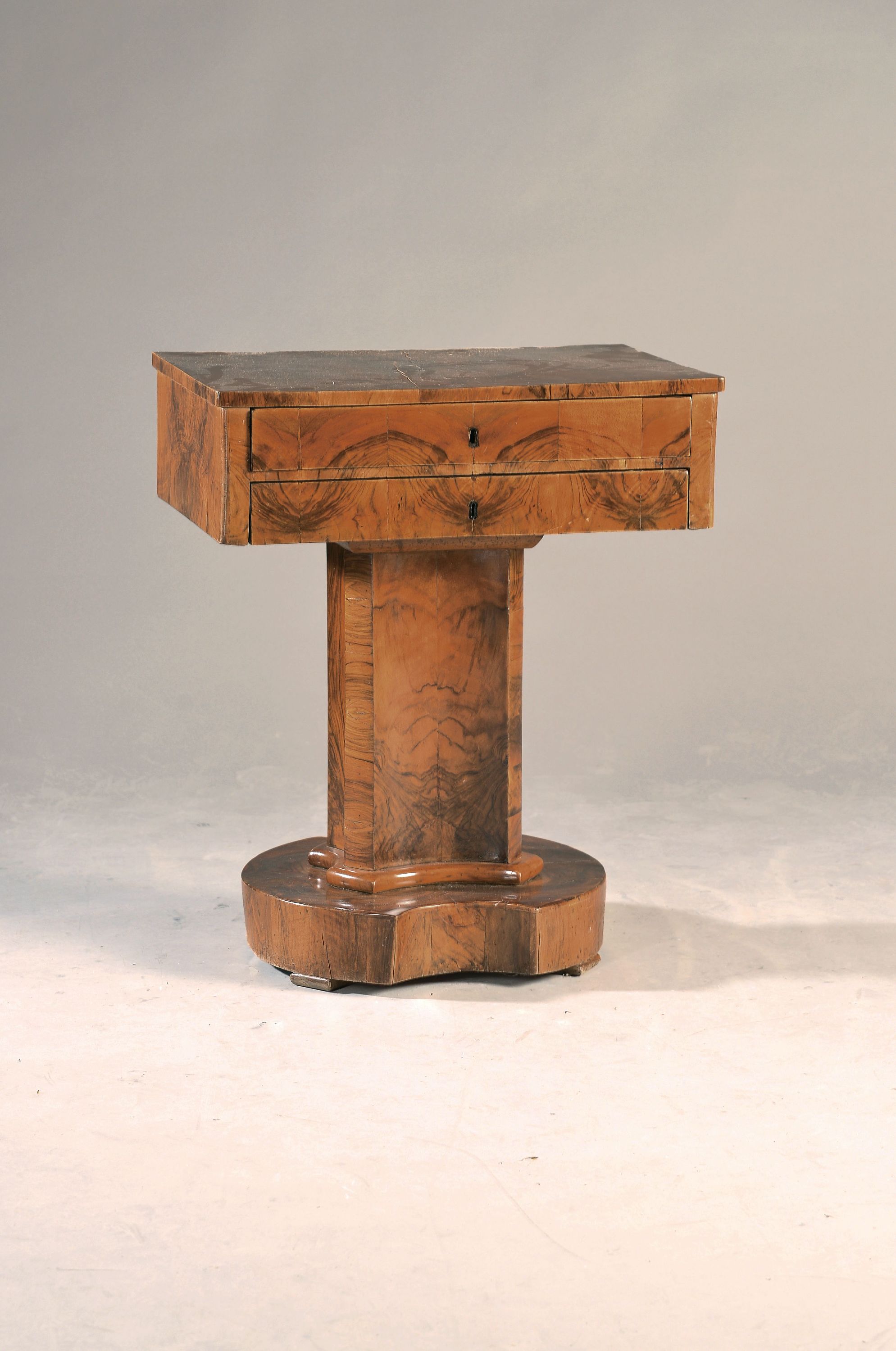 Image 27103820 - Biedermeier Nähtisch, um 1830, Nußbaumfurnier, 2 Schübe mit Inneneinrichtung, ...