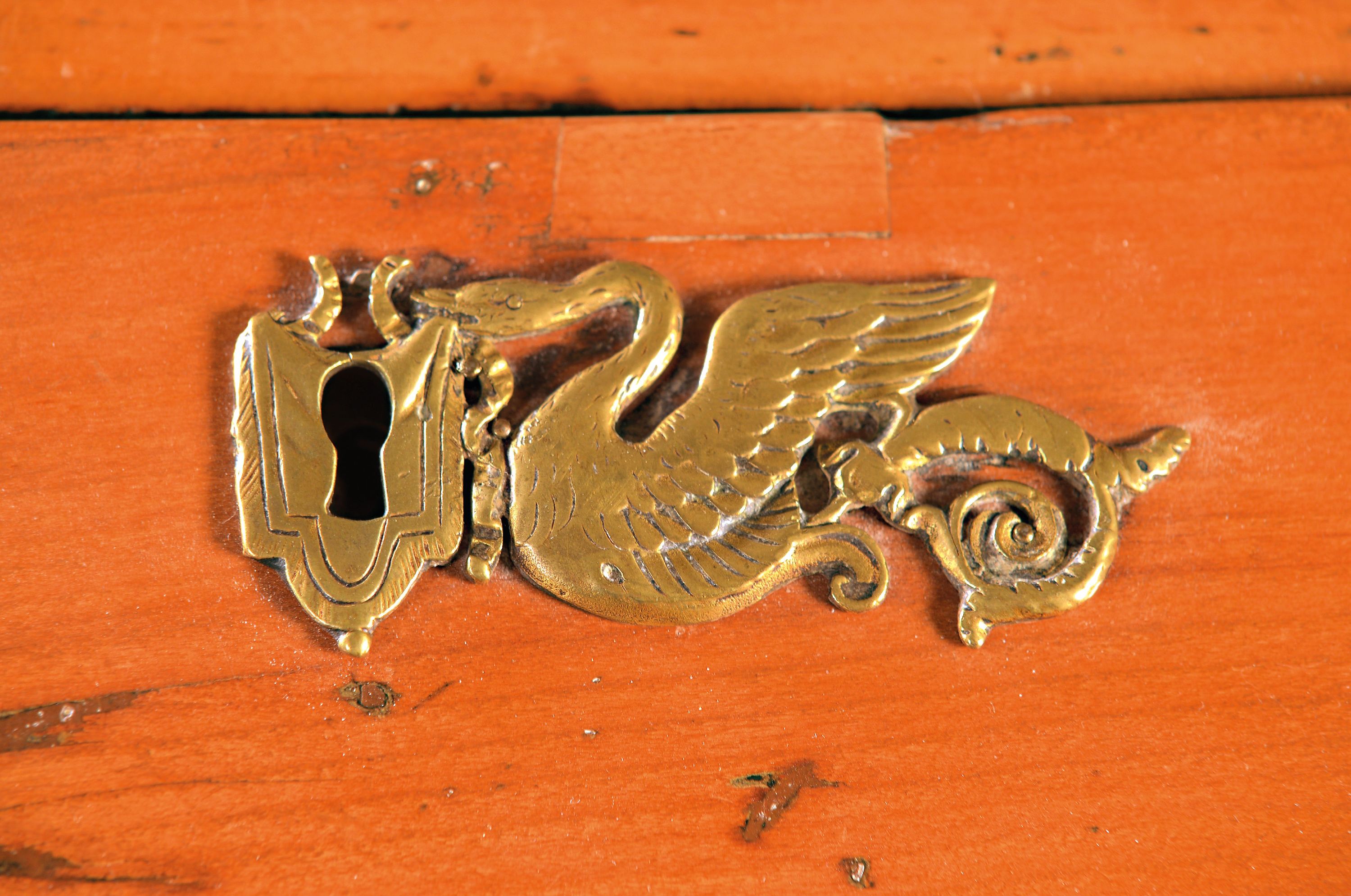 Detail a: Kleiner Schrägklappensekretär, Biedermeier, um 1820, Kirschbaumfurnier, innen mit 6 kl. Schüben, unten 2 gr. Schübe, rest.- bedürftig, ca. ...
