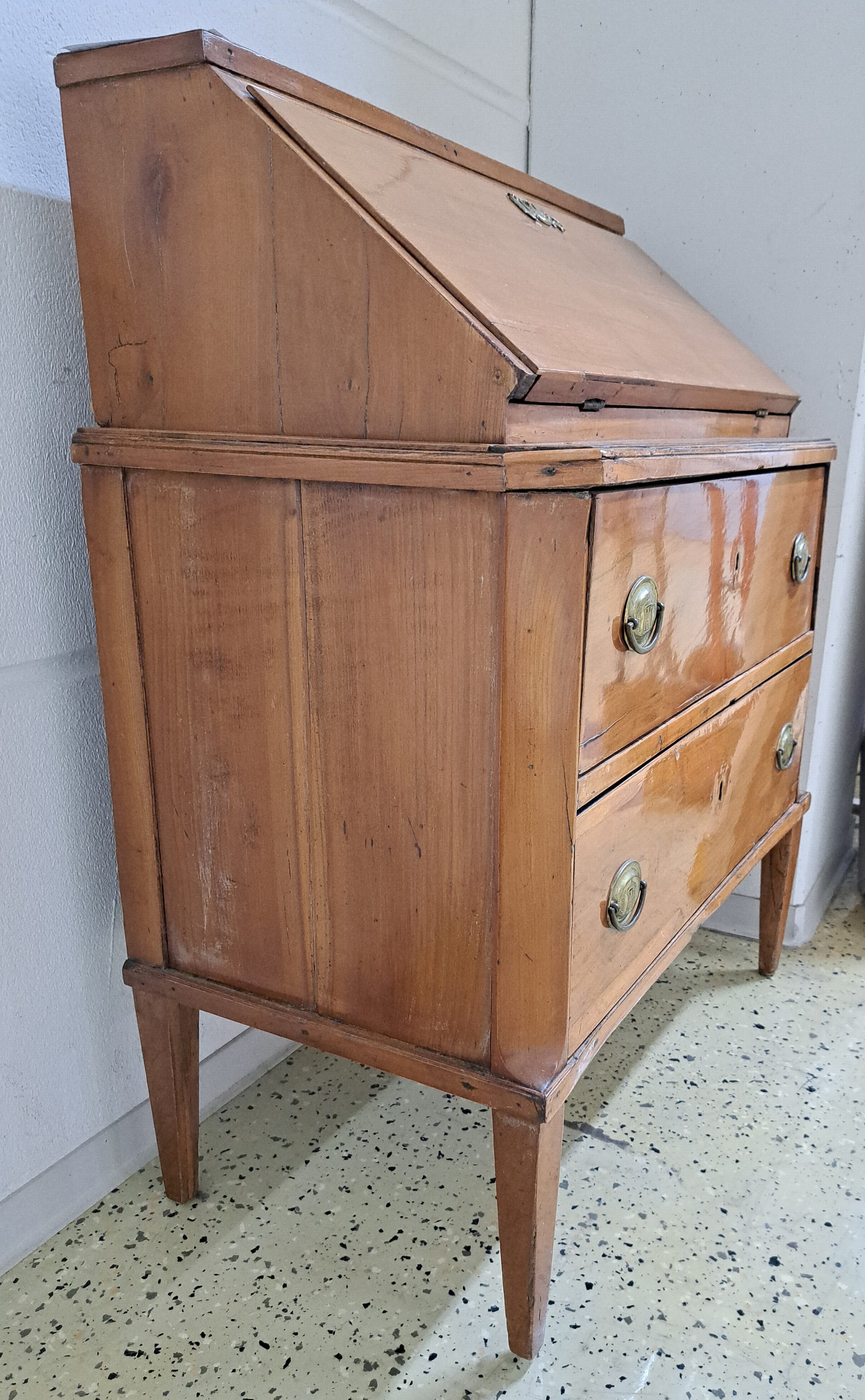 Detail d: Kleiner Schrägklappensekretär, Biedermeier, um 1820, Kirschbaumfurnier, innen mit 6 kl. Schüben, unten 2 gr. Schübe, rest.- bedürftig, ca. ...