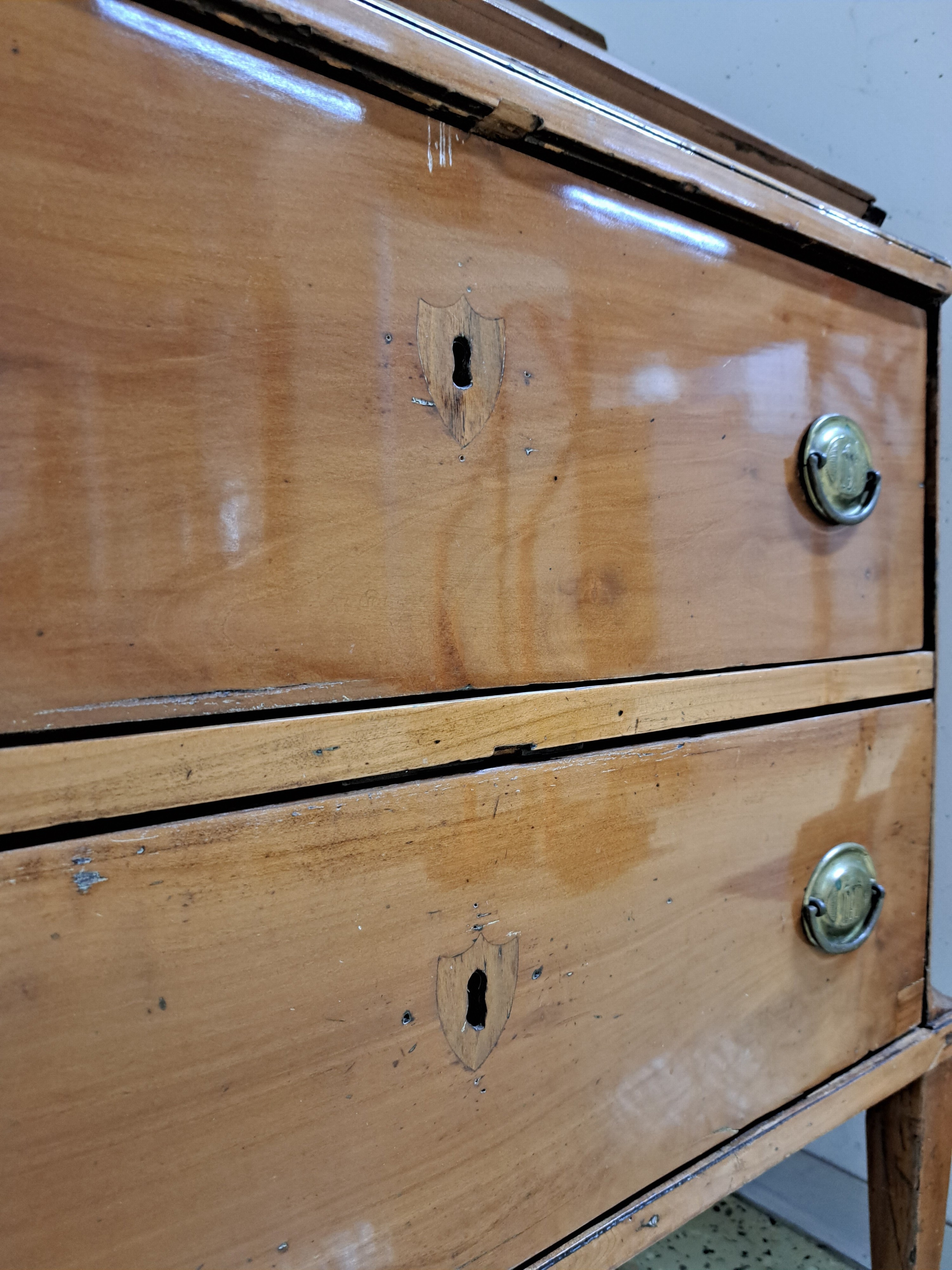 Detail h: Kleiner Schrägklappensekretär, Biedermeier, um 1820, Kirschbaumfurnier, innen mit 6 kl. Schüben, unten 2 gr. Schübe, rest.- bedürftig, ca. ...