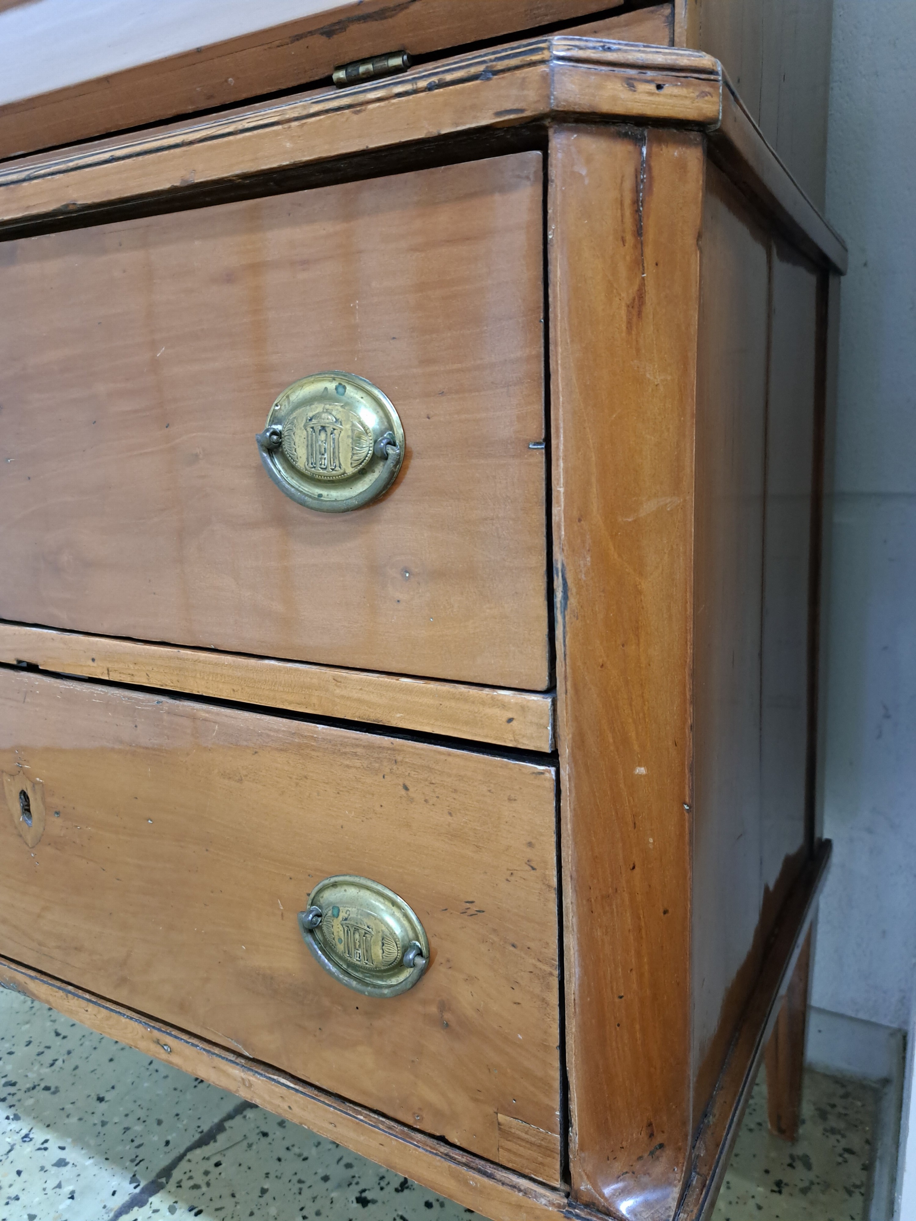 Detail i: Kleiner Schrägklappensekretär, Biedermeier, um 1820, Kirschbaumfurnier, innen mit 6 kl. Schüben, unten 2 gr. Schübe, rest.- bedürftig, ca. ...