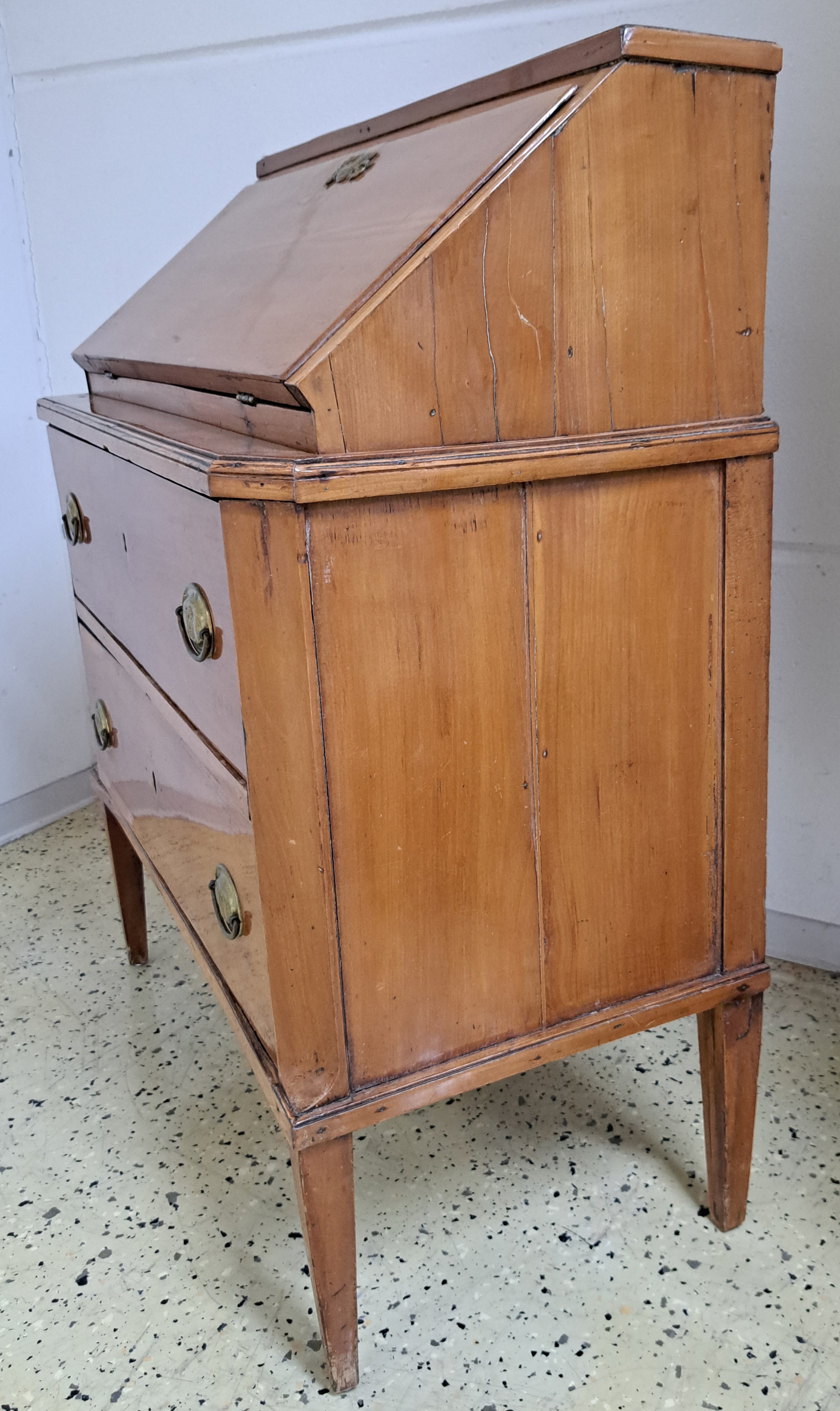 Detail p: Kleiner Schrägklappensekretär, Biedermeier, um 1820, Kirschbaumfurnier, innen mit 6 kl. Schüben, unten 2 gr. Schübe, rest.- bedürftig, ca. ...