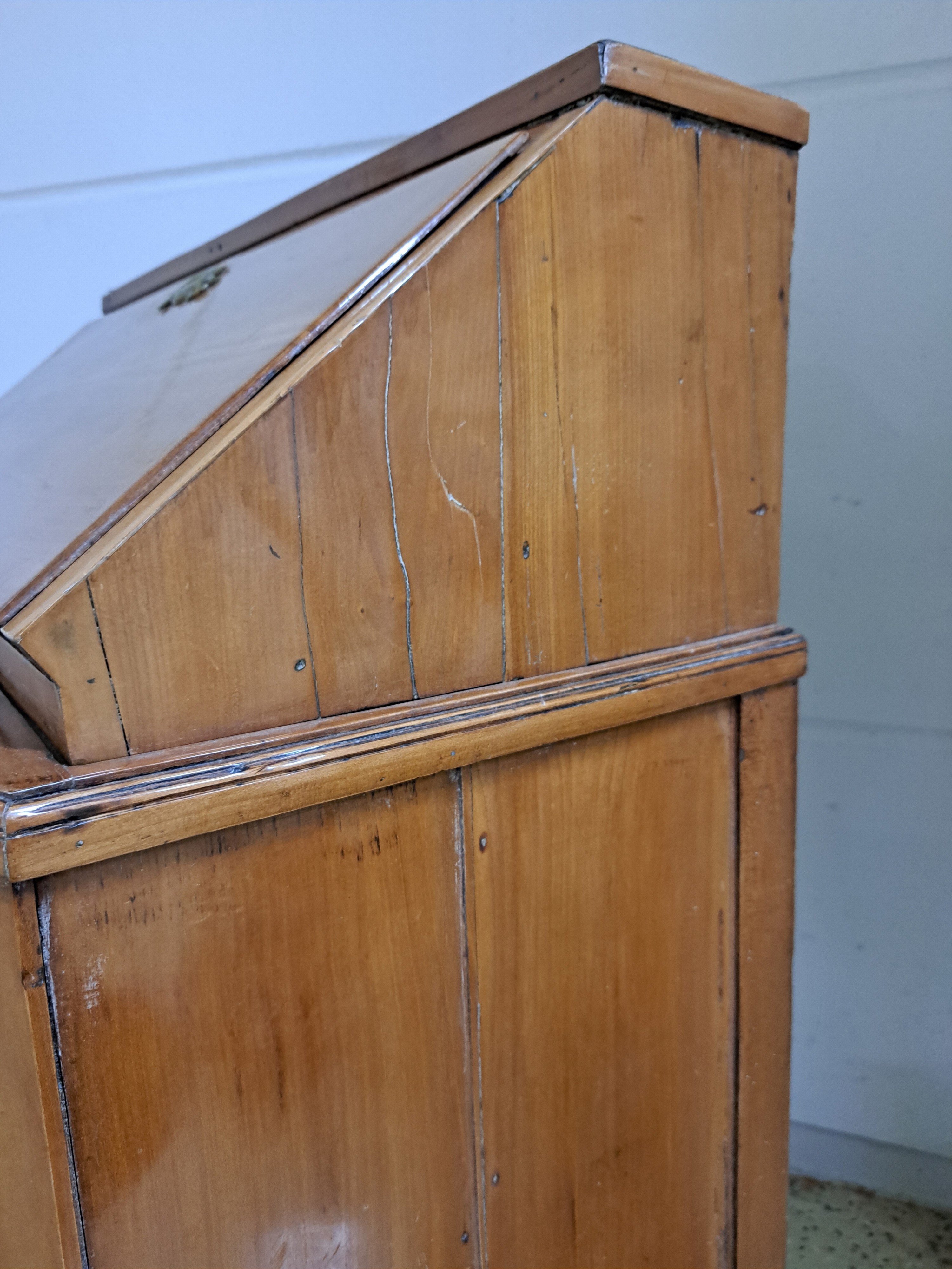 Detail q: Kleiner Schrägklappensekretär, Biedermeier, um 1820, Kirschbaumfurnier, innen mit 6 kl. Schüben, unten 2 gr. Schübe, rest.- bedürftig, ca. ...