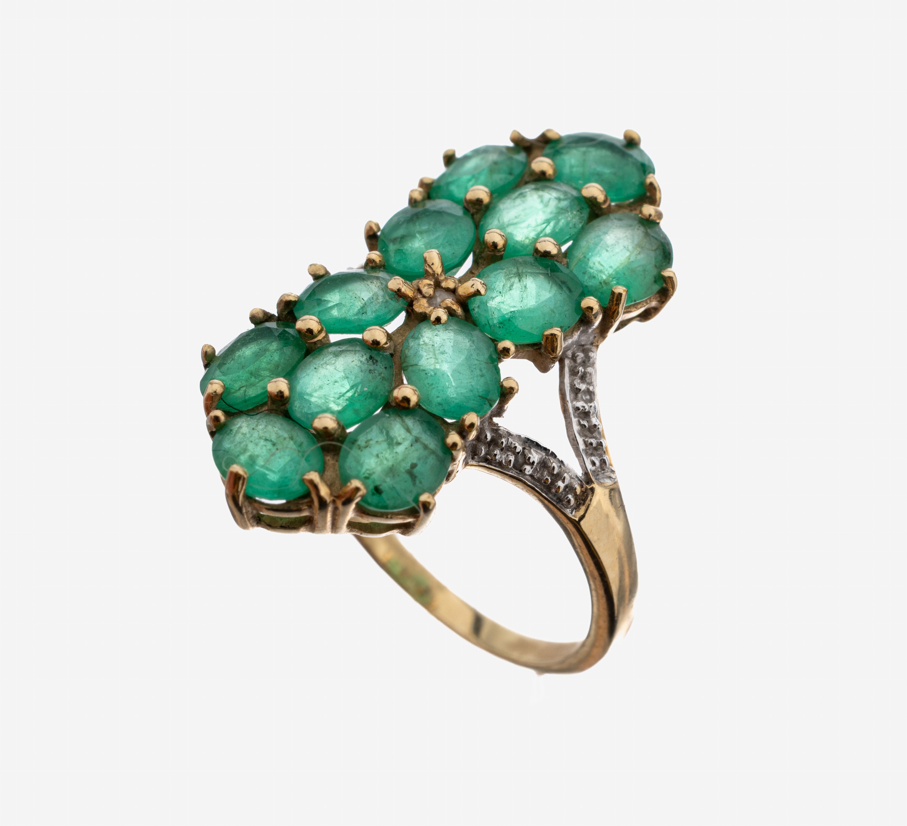 Image 27103822 - 9 kt Gold Smaragd-Diamant-Ring, GG 375/000,12 ovalfacett. Smaragde zus. ca. 3.35 ct, 1 ...