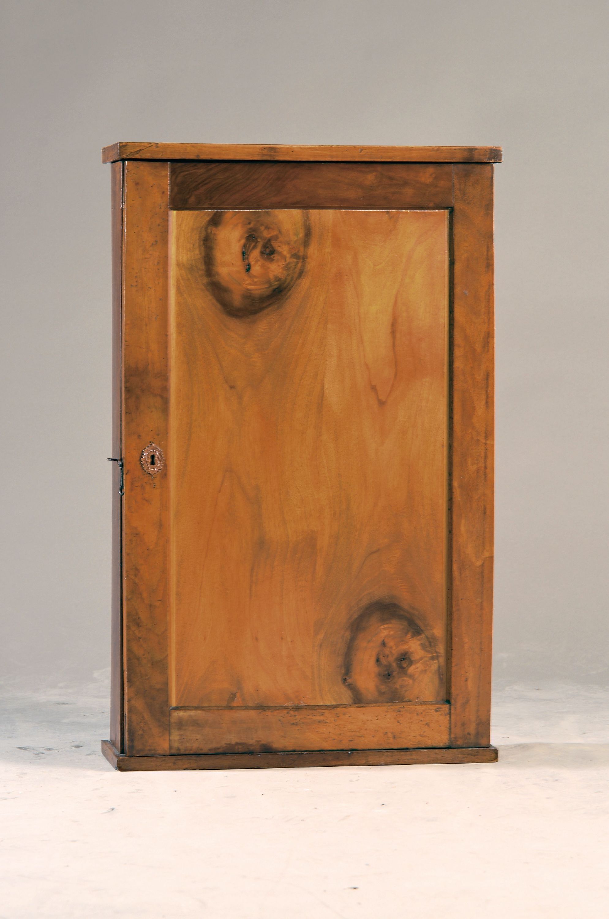 Image 27103825 - Biedermeier Wandschränkchen, um 1830-40, Nußbaum, ca. 90x56x17cm, EZ 2, 1 Schlüssel