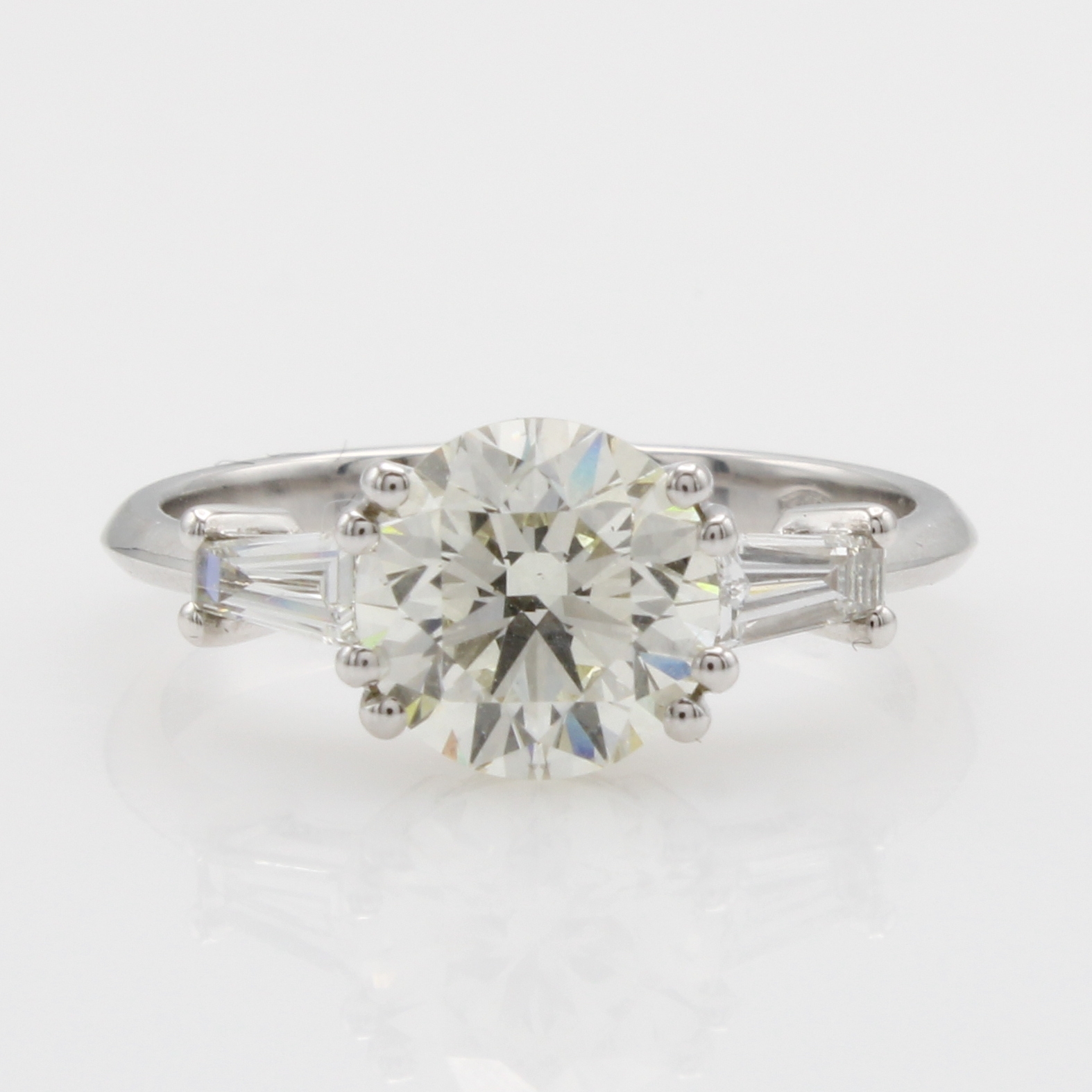 Image 27103831 - Ring mit Brillant und Diamanten, WG 750/000,Brill. 2.01 ct get./vs2, 2 Diamanttrapeze ...