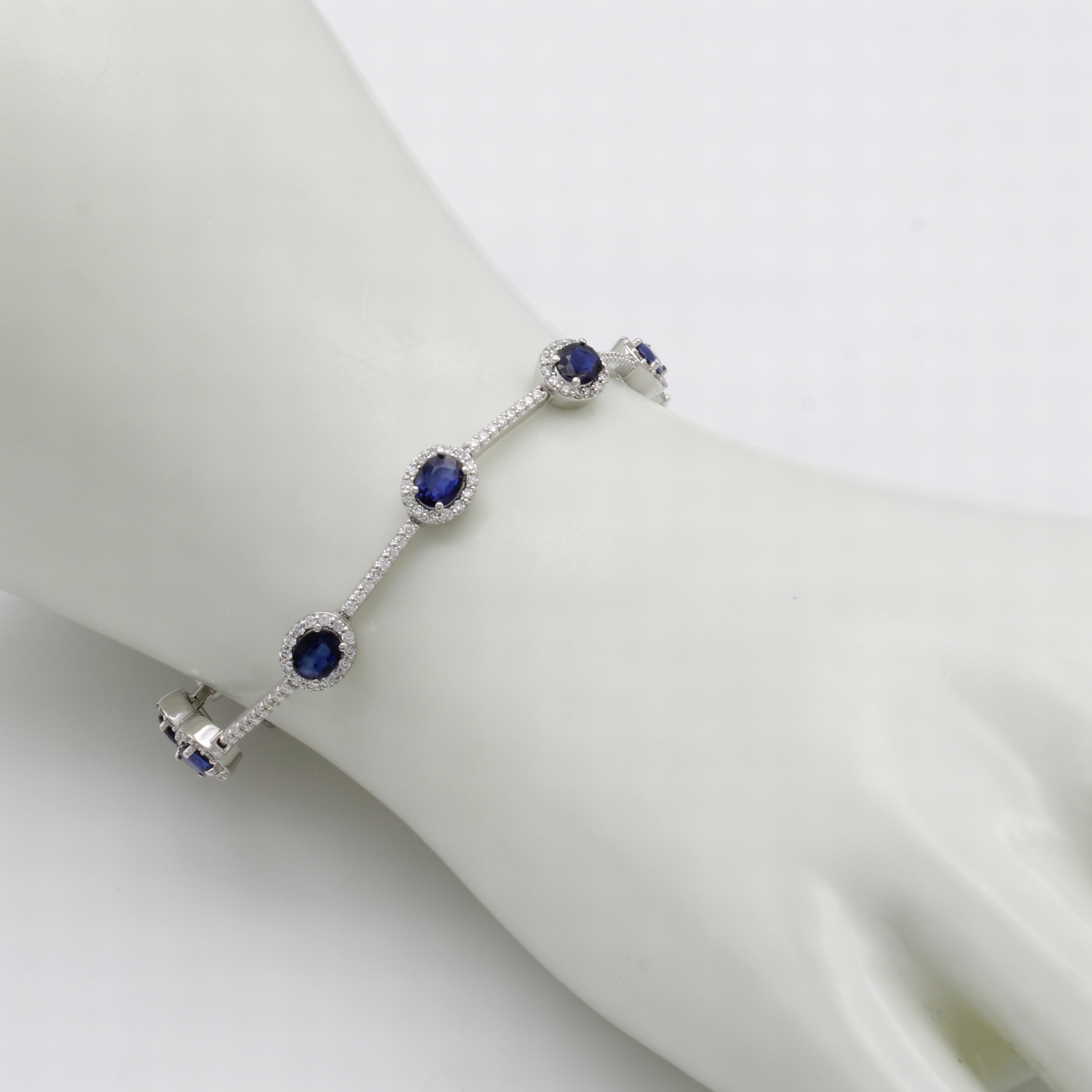 Image 27103838 - Armband mit Saphiren und Brillanten, WG 585/000, ovale, fac. Saphire zus. ca. 3.79 ct, ...