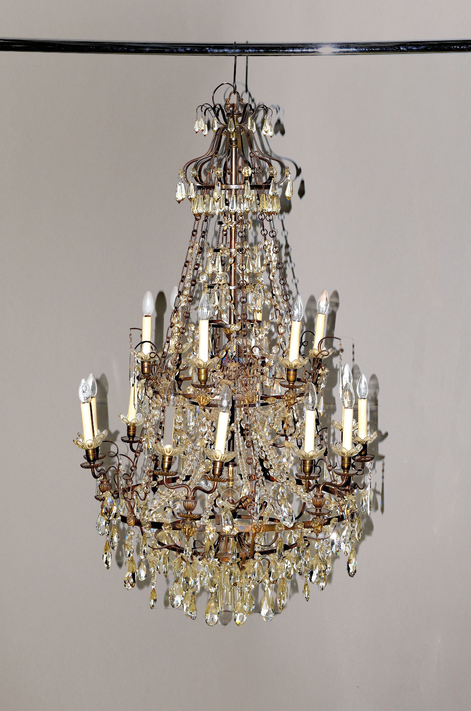 Prunkvoller Deckenlüster, Frankreich, um 1900, Metallmontur mit applizierten Widder- und Löwenköpfen, reicher facettierter Kristallglasbehang in ...