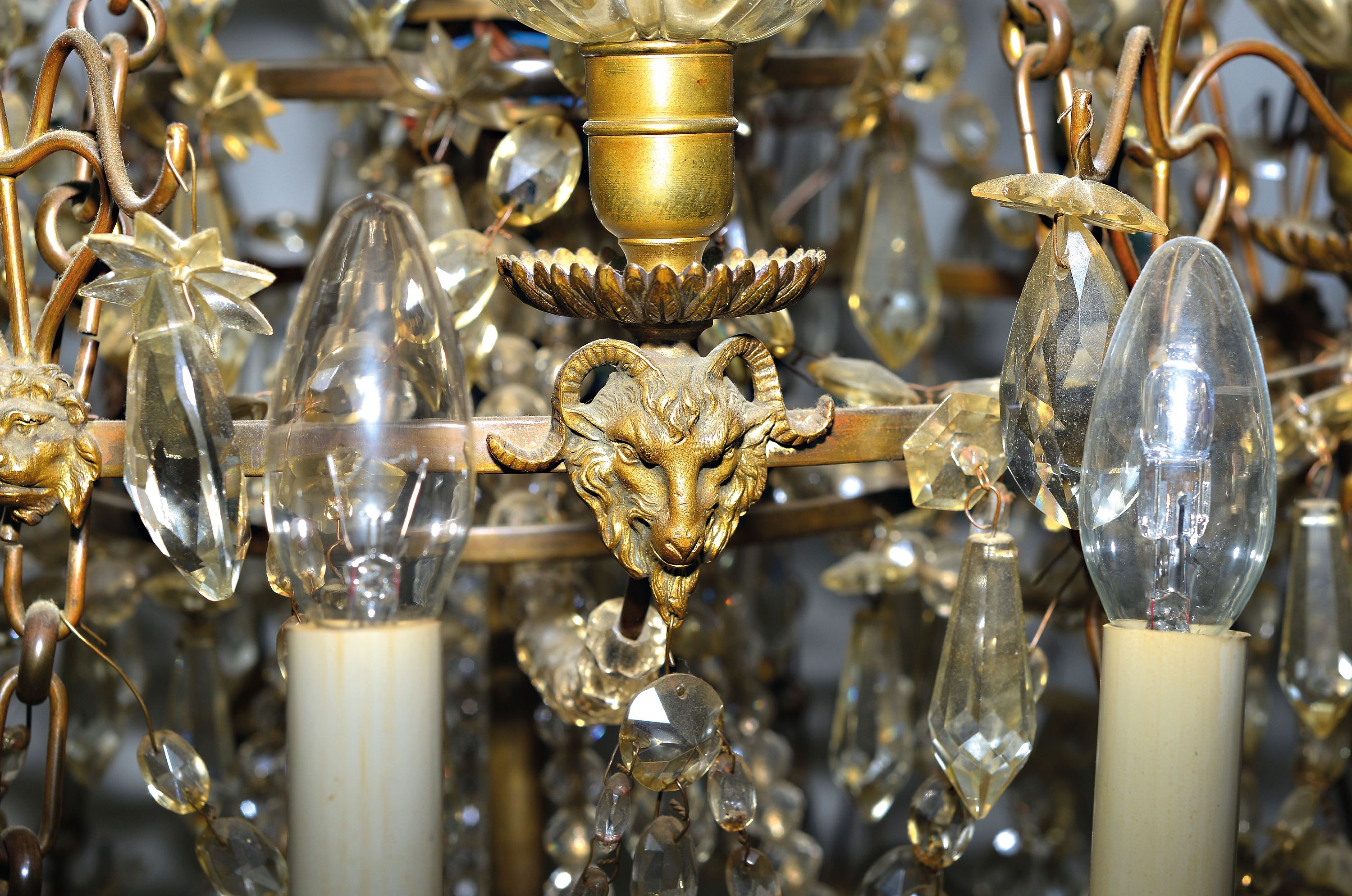 Detail a: Prunkvoller Deckenlüster, Frankreich, um 1900, Metallmontur mit applizierten Widder- und Löwenköpfen, reicher facettierter Kristallglasbehang in ...
