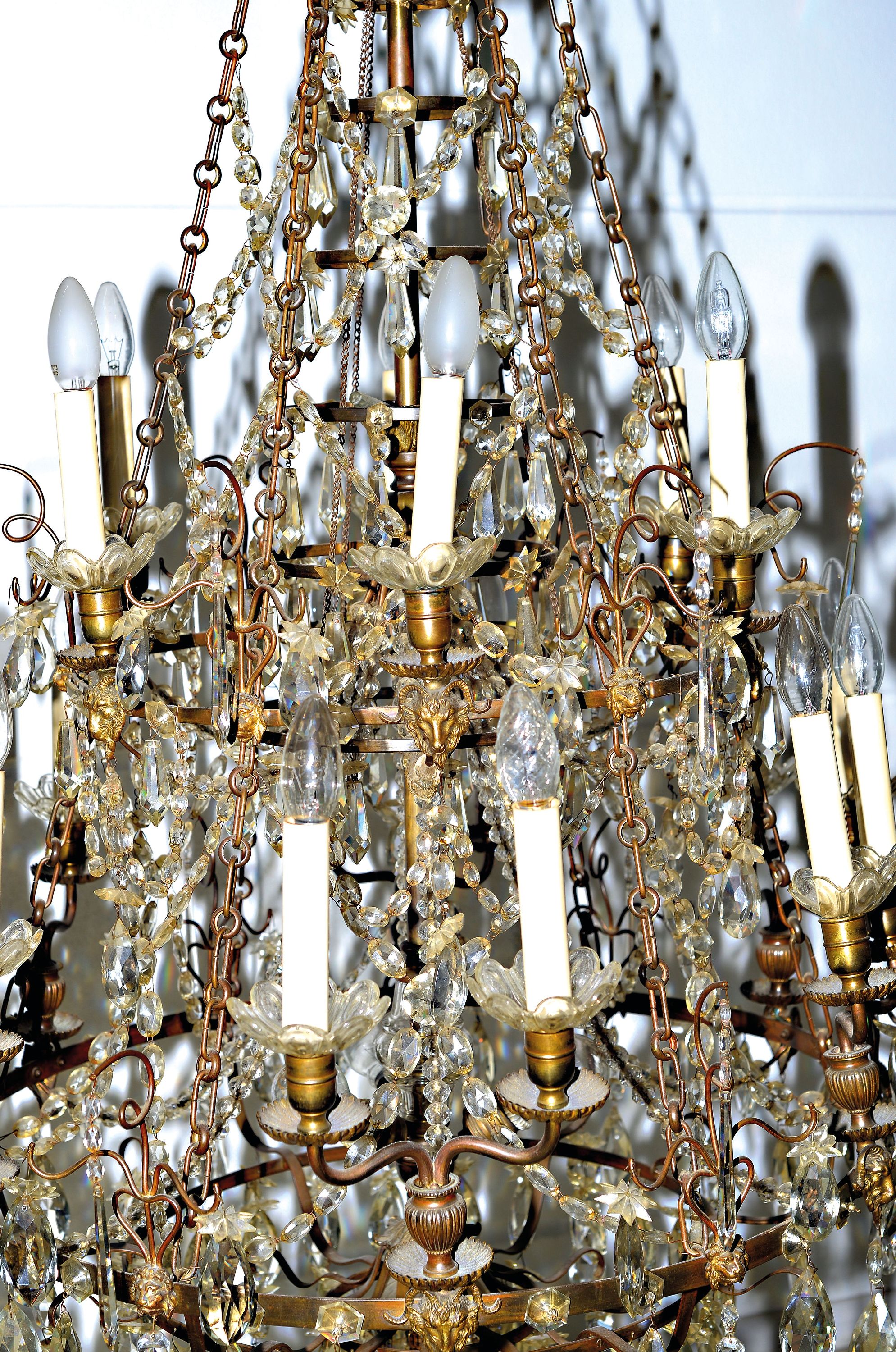 Detail c: Prunkvoller Deckenlüster, Frankreich, um 1900, Metallmontur mit applizierten Widder- und Löwenköpfen, reicher facettierter Kristallglasbehang in ...