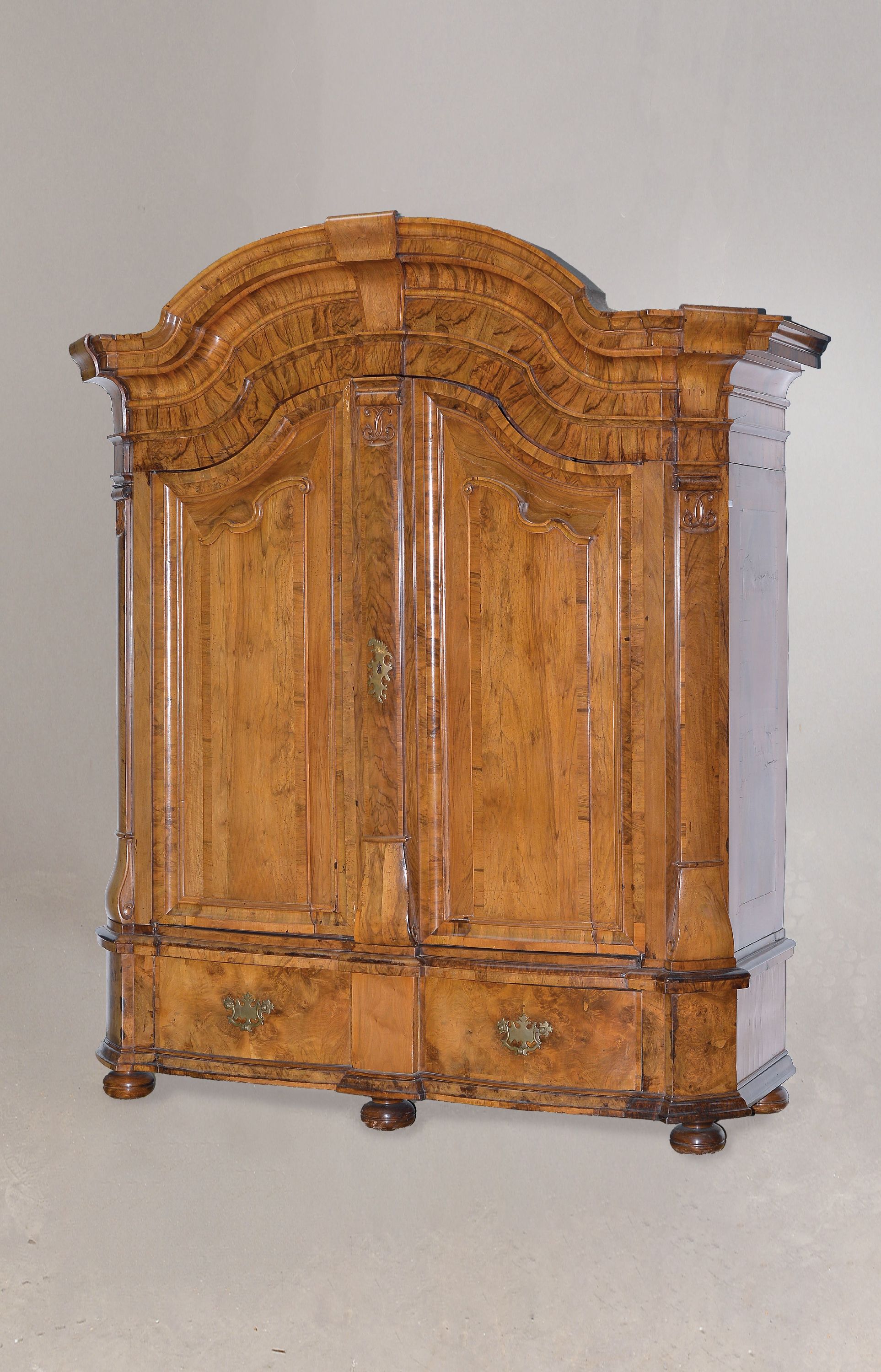 Barockschrank, deutsch, Sachsen, um 1720-30, Nußbaum massiv und furniert, teils gespiegelt, Sockelschub, Inneneinrichtung mit Fachböden sekundär, ...