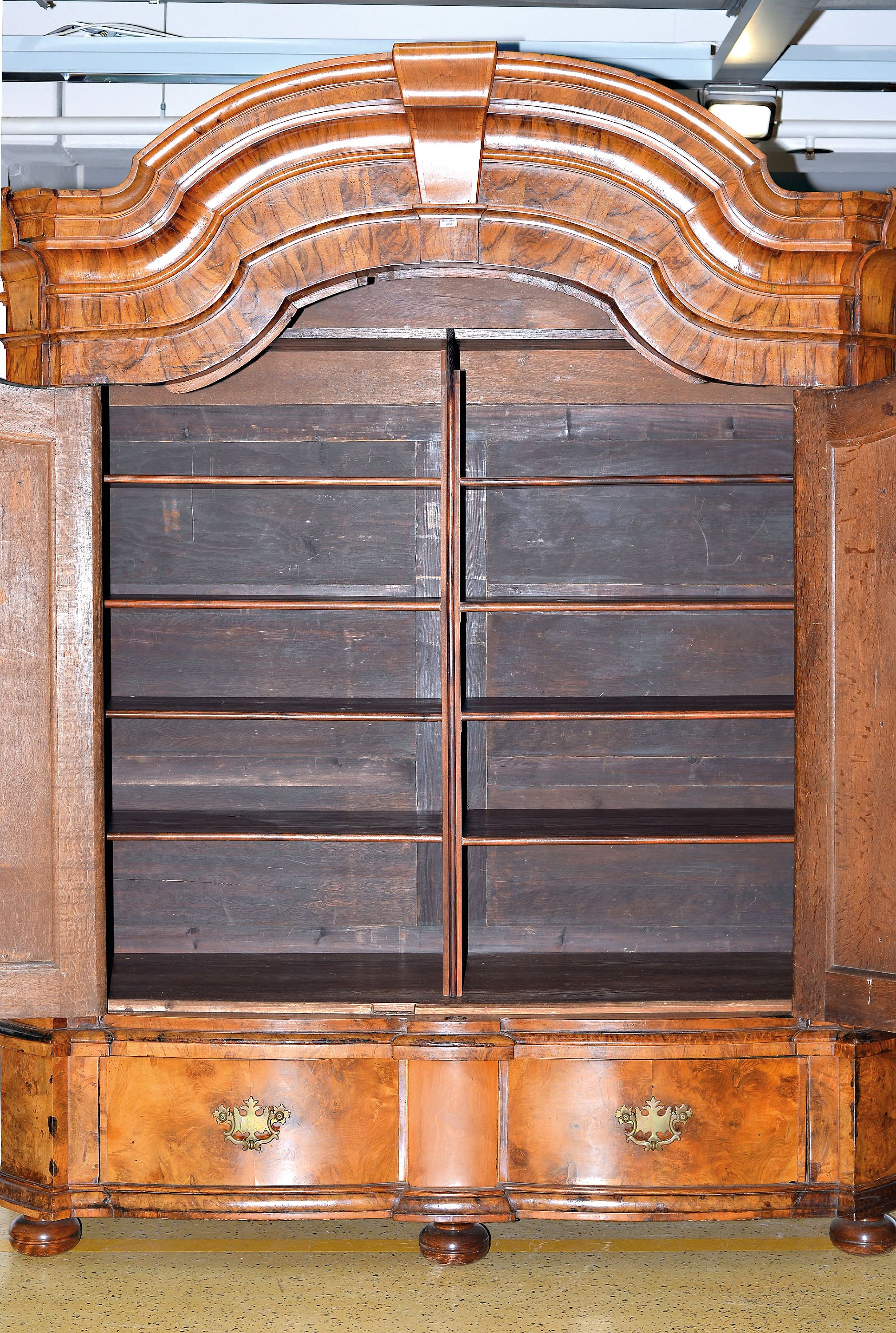 Detail a: Barockschrank, deutsch, Sachsen, um 1720-30, Nußbaum massiv und furniert, teils gespiegelt, Sockelschub, Inneneinrichtung mit Fachböden sekundär, ...