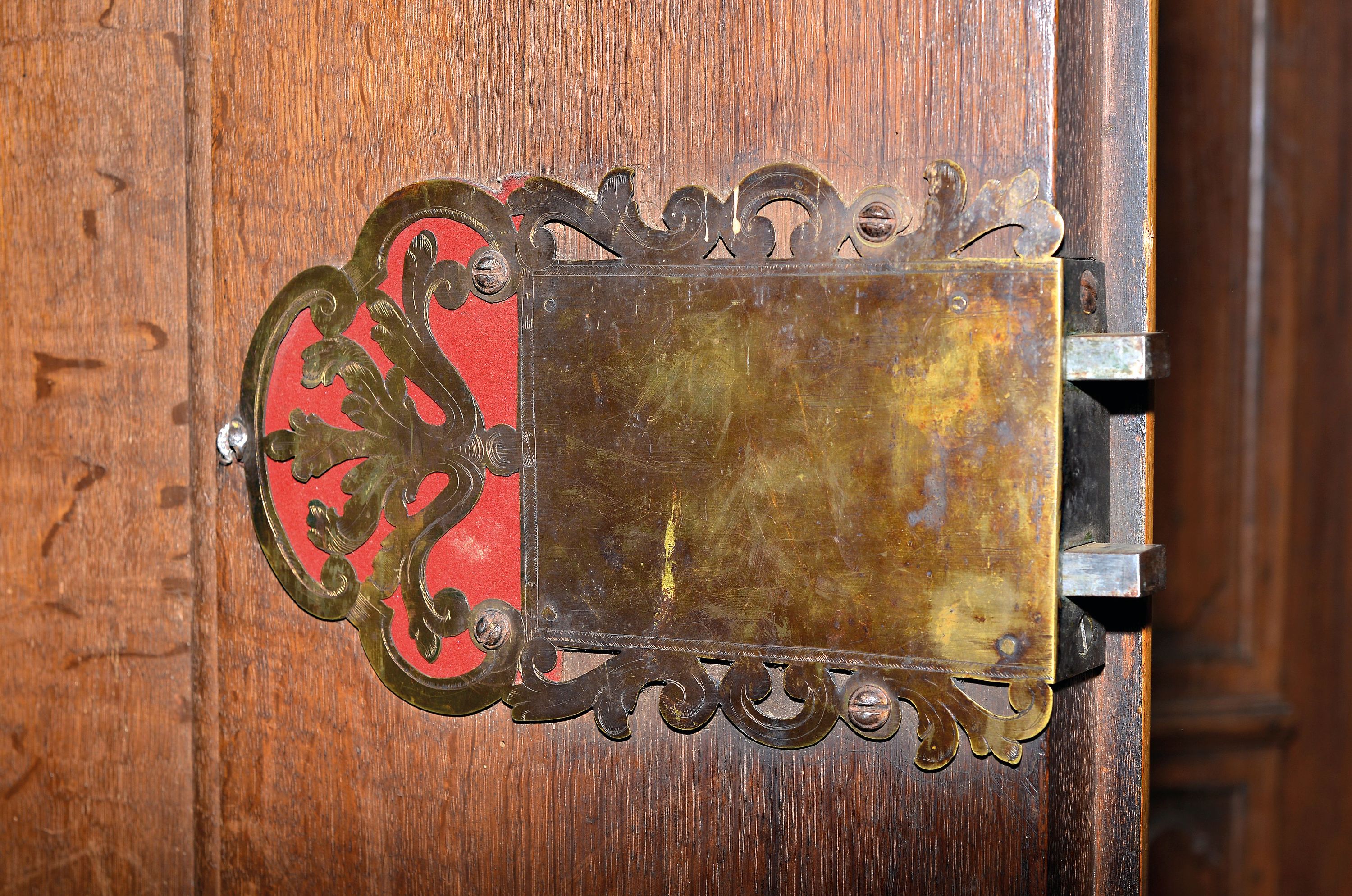 Detail b: Barockschrank, deutsch, Sachsen, um 1720-30, Nußbaum massiv und furniert, teils gespiegelt, Sockelschub, Inneneinrichtung mit Fachböden sekundär, ...