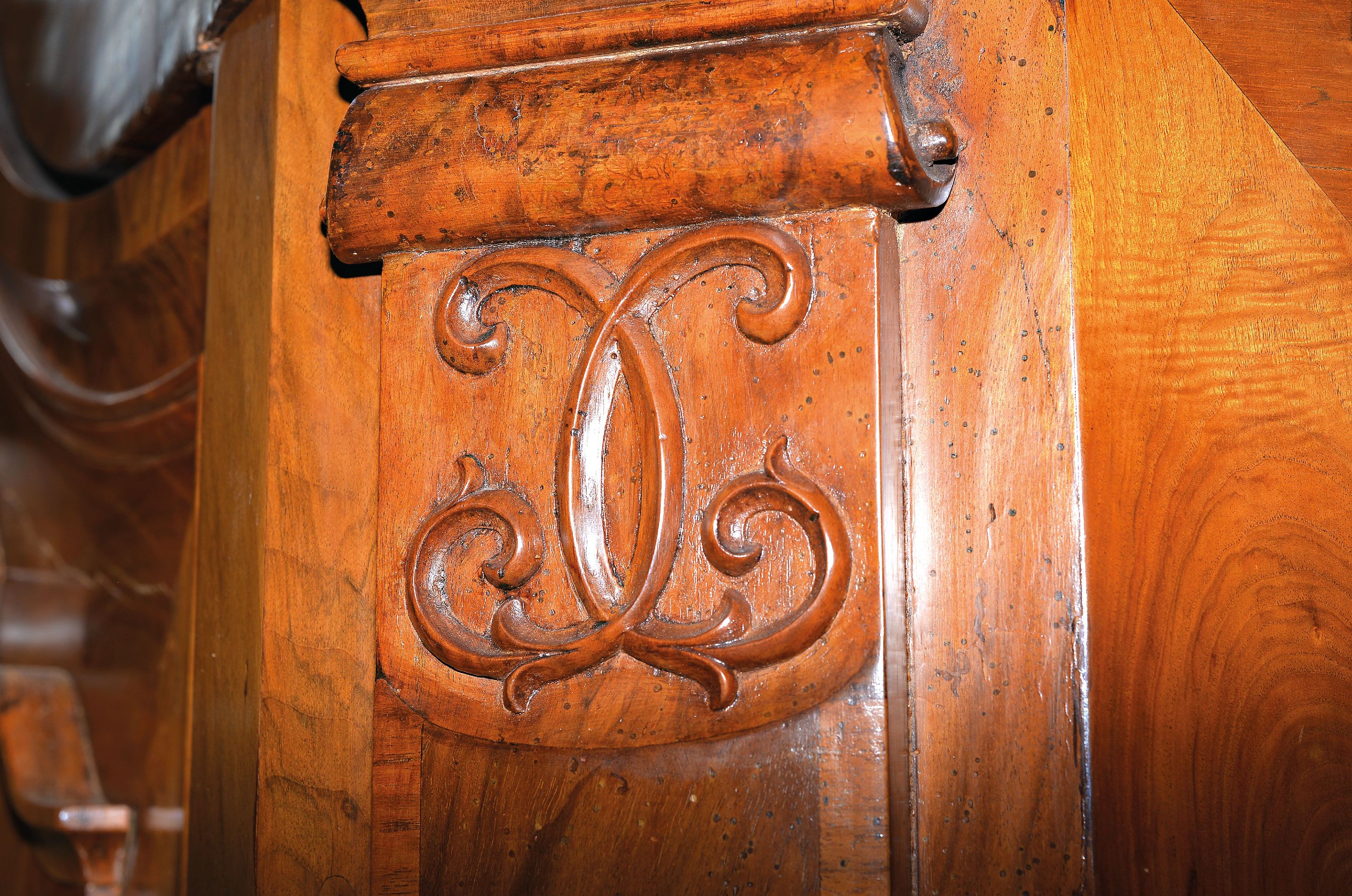 Detail c: Barockschrank, deutsch, Sachsen, um 1720-30, Nußbaum massiv und furniert, teils gespiegelt, Sockelschub, Inneneinrichtung mit Fachböden sekundär, ...
