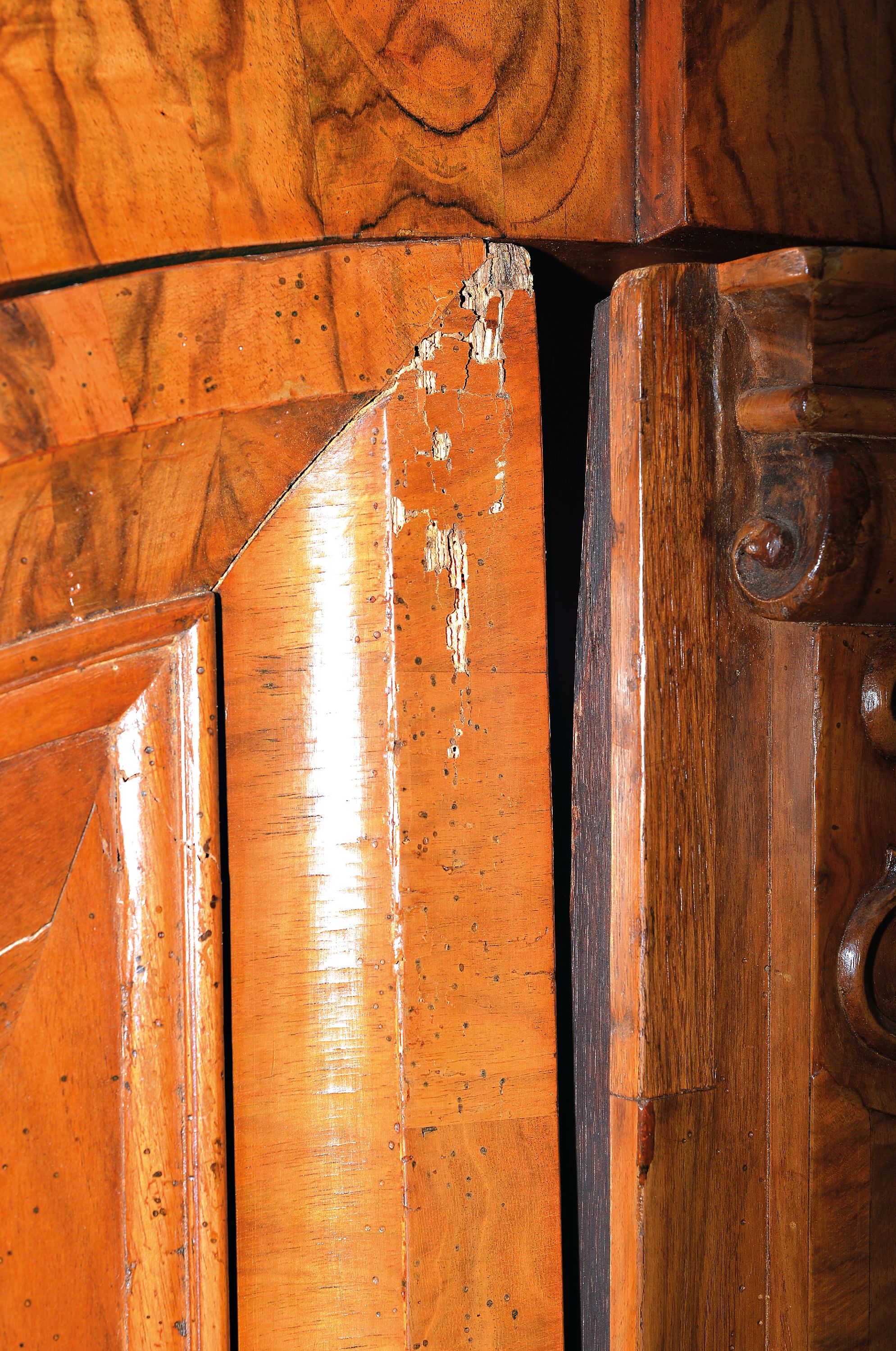 Detail d: Barockschrank, deutsch, Sachsen, um 1720-30, Nußbaum massiv und furniert, teils gespiegelt, Sockelschub, Inneneinrichtung mit Fachböden sekundär, ...