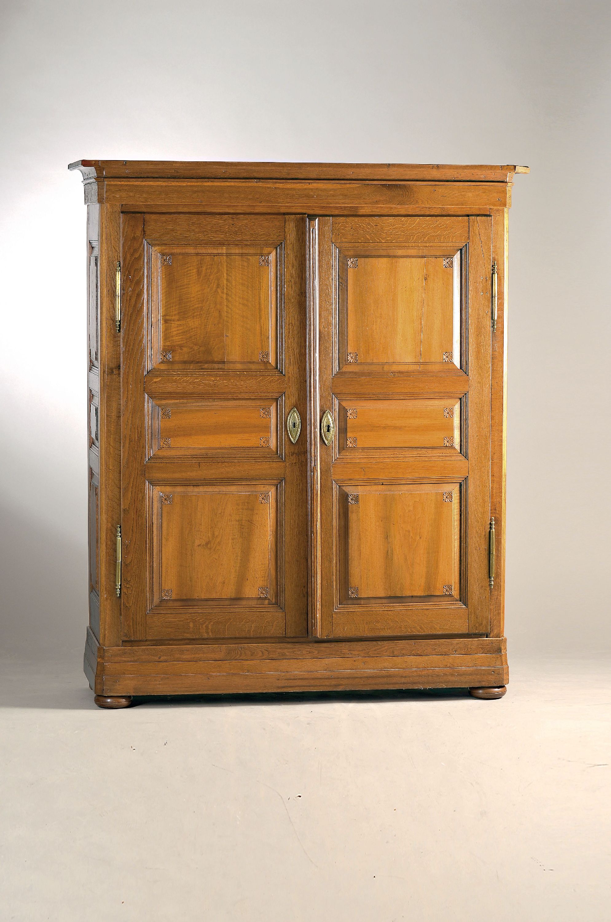 Image 27103860 - Dielenschrank, Frankreich, um 1800, Eiche, 6-fach kassettiert mit kleinen stil. ...