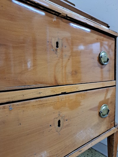 27103821h - Kleiner Schrägklappensekretär, Biedermeier, um 1820, Kirschbaumfurnier, innen mit 6 ...