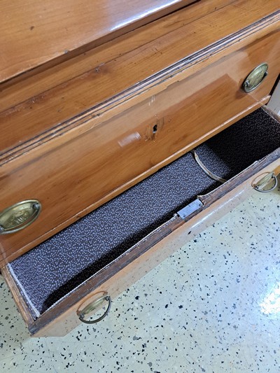 27103821j - Kleiner Schrägklappensekretär, Biedermeier, um 1820, Kirschbaumfurnier, innen mit 6 ...