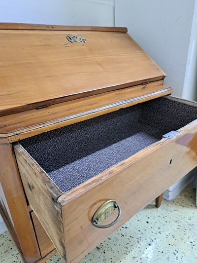 27103821k - Kleiner Schrägklappensekretär, Biedermeier, um 1820, Kirschbaumfurnier, innen mit 6 ...