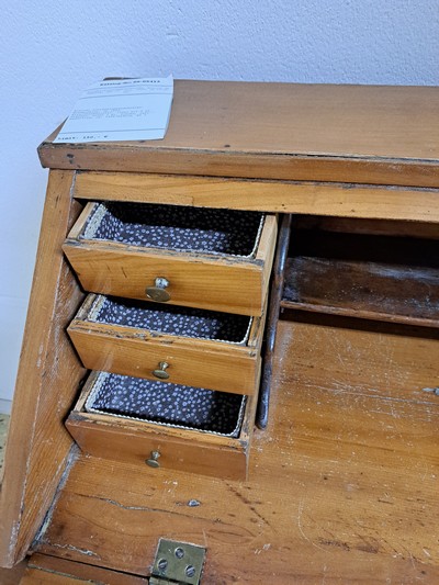 27103821m - Kleiner Schrägklappensekretär, Biedermeier, um 1820, Kirschbaumfurnier, innen mit 6 ...