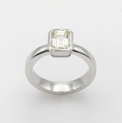 27103827a - Ring mit Diamant, WG 750/000, Diam. im Smaragdschliff ca. 2.01 ct get./vs1, Unikat- ...