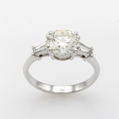 27103831a - Ring mit Brillant und Diamanten, WG 750/000,Brill. 2.01 ct get./vs2, 2 Diamanttrapeze ...