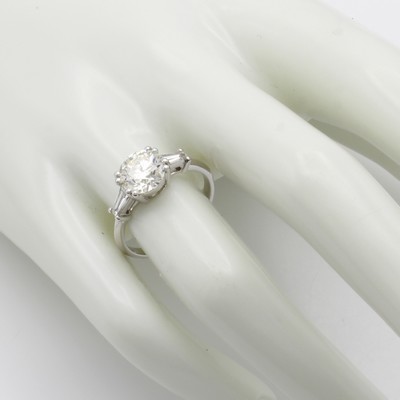 27103831b - Ring mit Brillant und Diamanten, WG 750/000,Brill. 2.01 ct get./vs2, 2 Diamanttrapeze ...