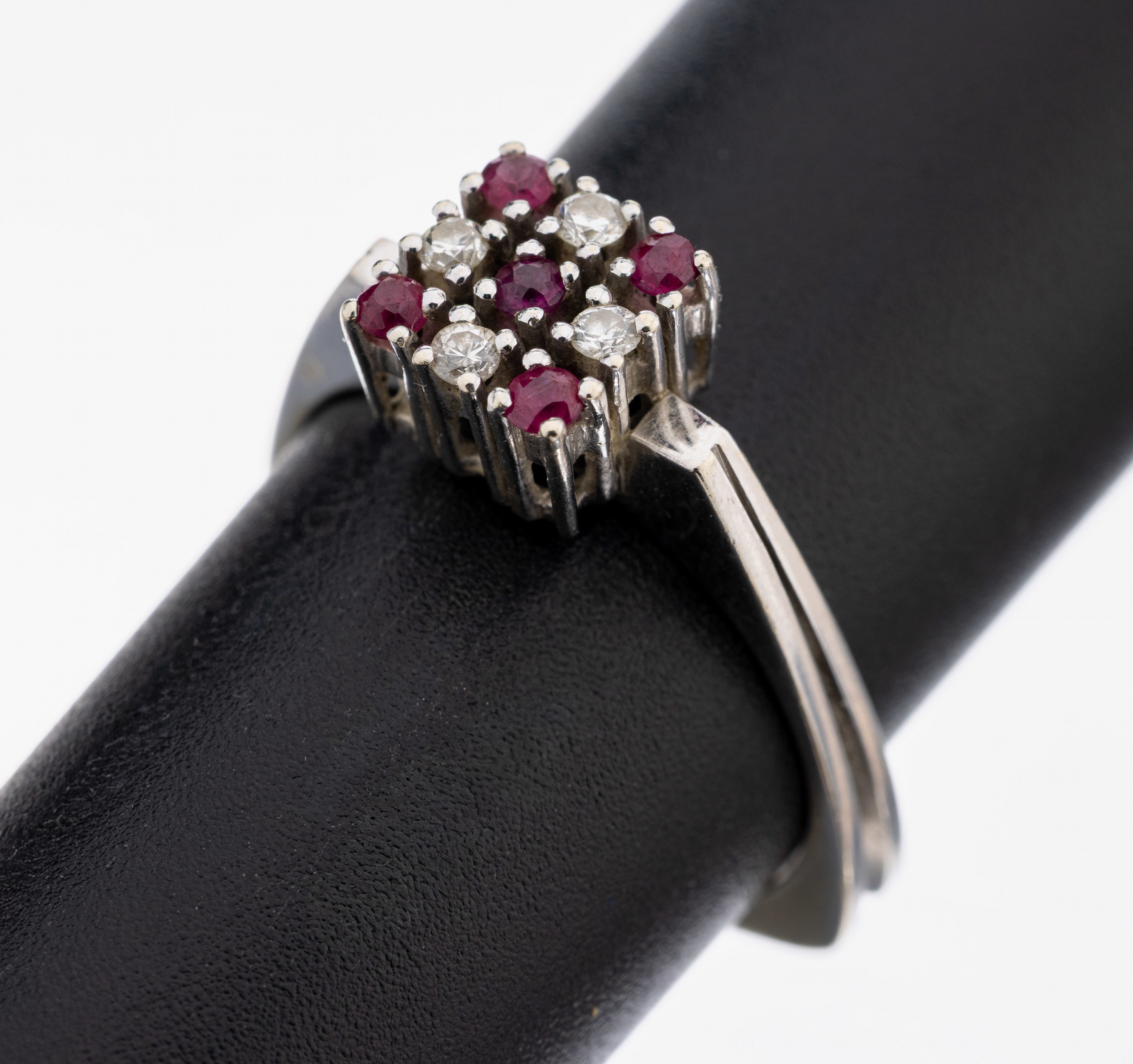 14 kt Gold Rubin-Brillant-Ring, WG 585/000,hoch aufgebauter Ringkopf, 4 rundfacett. Rubine zus. ca. 0.10 ct, 4 Brillanten zus. ca.0.08 ct Weiß/si, ...
