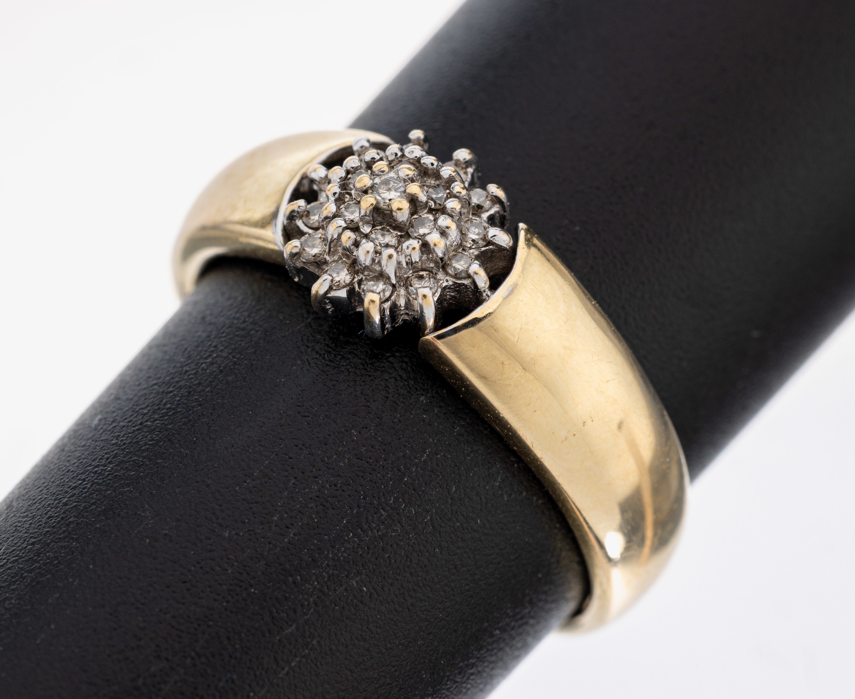 Image 27104129 - 14 kt Gold Brillant-Ring, GG/WG 585/000, 19 in WG gefasste Brillanten zus. ca. 0.10 ct ...