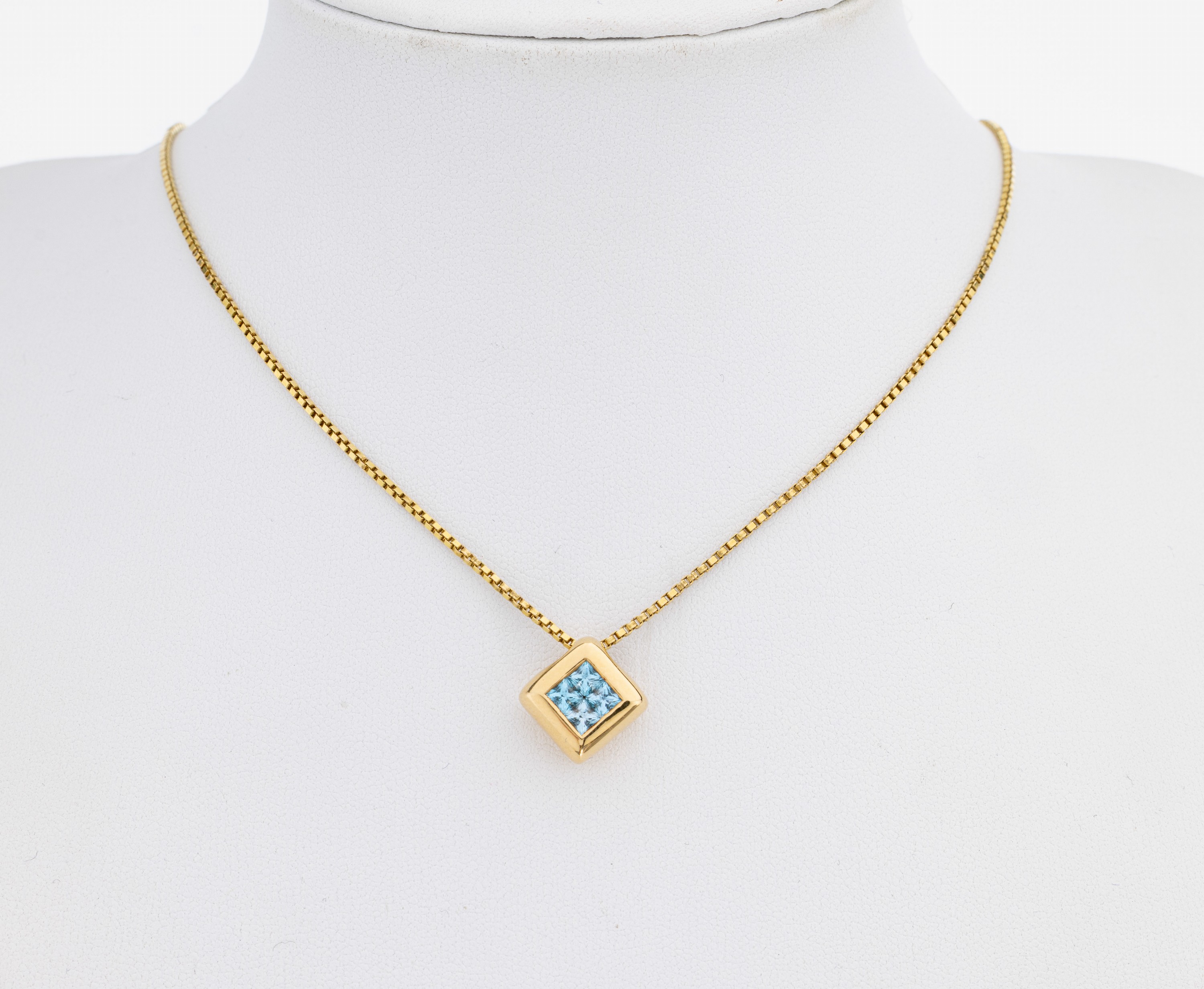 Image 27104132 - 14 kt Gold Topas-Anhänger, GG 585/000, 4 Blautopas-Carrees (beh.), an Kette, GG ...