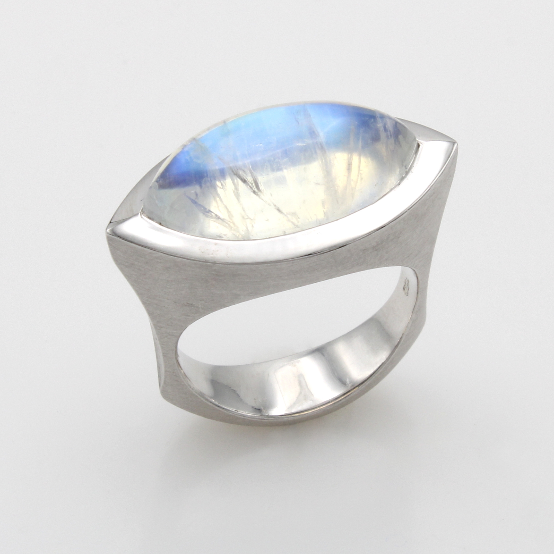 Image 27104148 - Ring mit Mondstein, WG 750/000, matt. Ringschiene, massive Ausführung, Mondsteinnavette ...