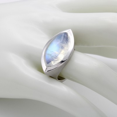27104148a - Ring mit Mondstein, WG 750/000, matt. Ringschiene, massive Ausführung, Mondsteinnavette ...