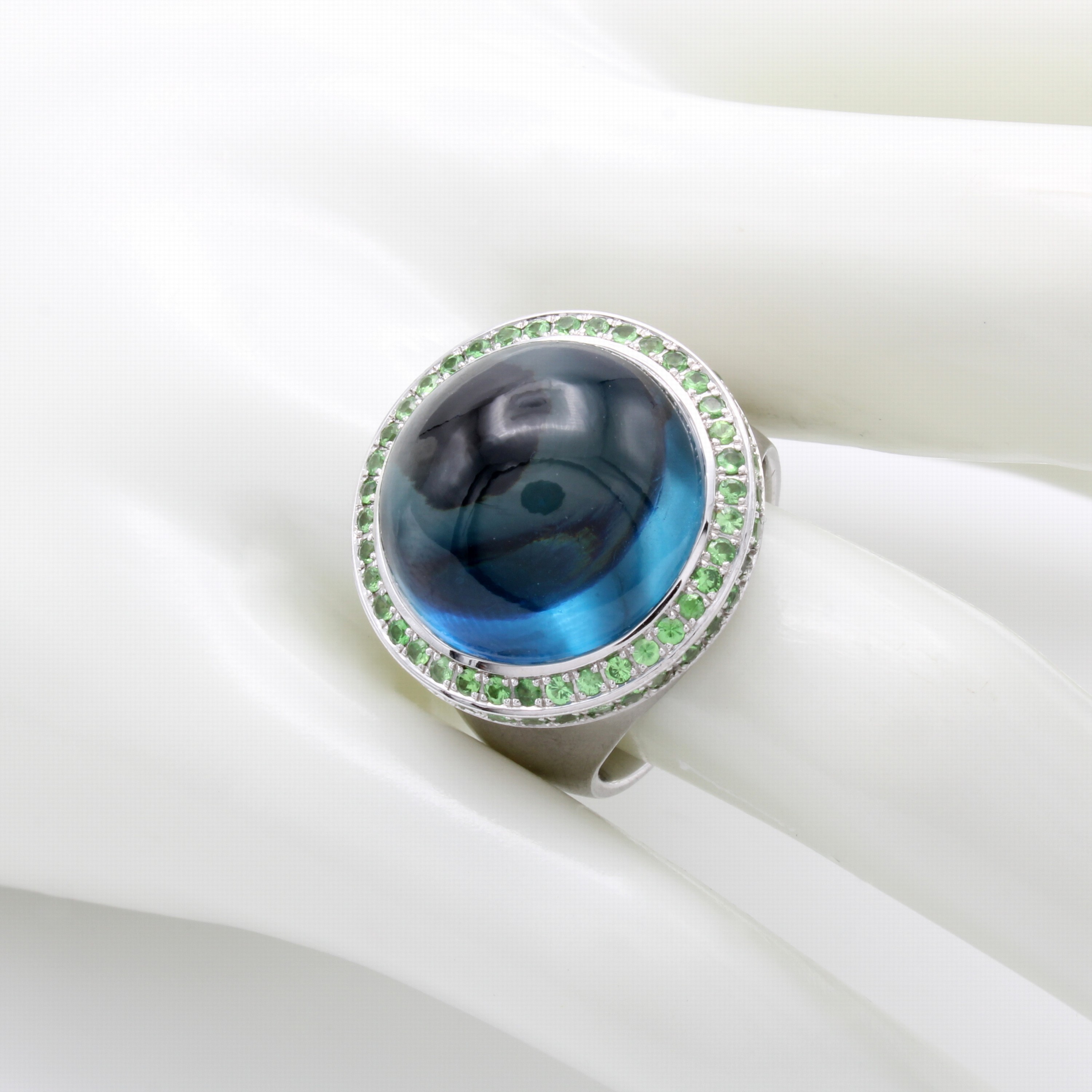 Image 27104251 - Ring mit Topas und Tsavoriten, WG 750/000, strichmatt., runder Blautopascabochon in ...