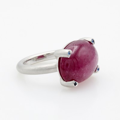 27104241a - Ring mit Rubin und Saphiren, WG 750/000, mattiert, ovaler Rubincabochon ca. 20.64 ct, ...