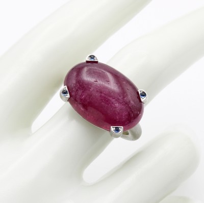 27104241b - Ring mit Rubin und Saphiren, WG 750/000, mattiert, ovaler Rubincabochon ca. 20.64 ct, ...