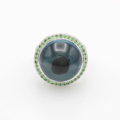 27104251a - Ring mit Topas und Tsavoriten, WG 750/000, strichmatt., runder Blautopascabochon in ...