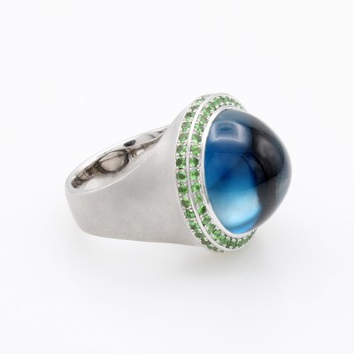 27104251b - Ring mit Topas und Tsavoriten, WG 750/000, strichmatt., runder Blautopascabochon in ...