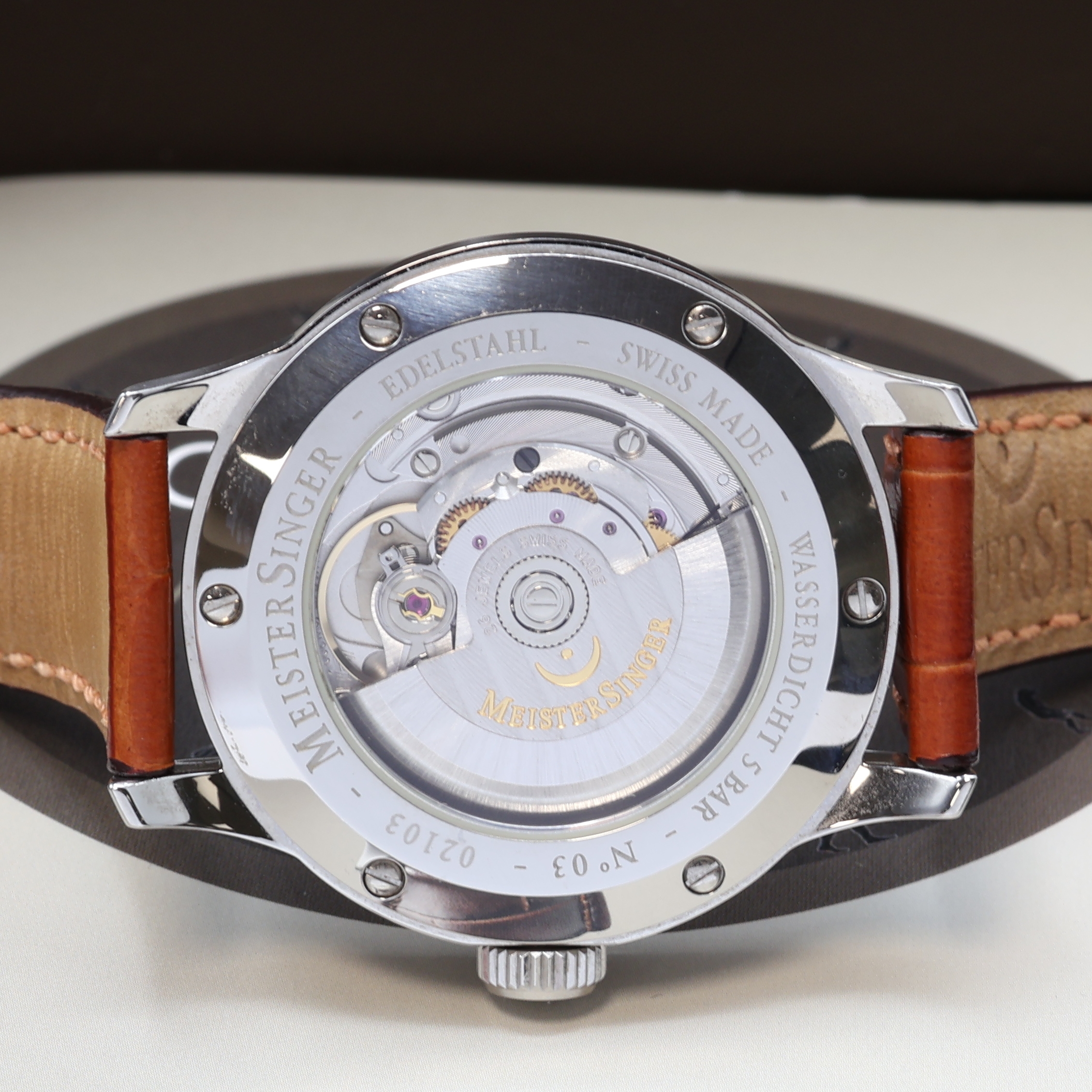 Detail e: MEISTERSINGER Armbanduhr No. 03 Referenz BM901, Schweiz um 2010, Automatik, beids. vergl. Edelstahlgeh. inkl. orig. Lederband m. orig. Dornschl., ...